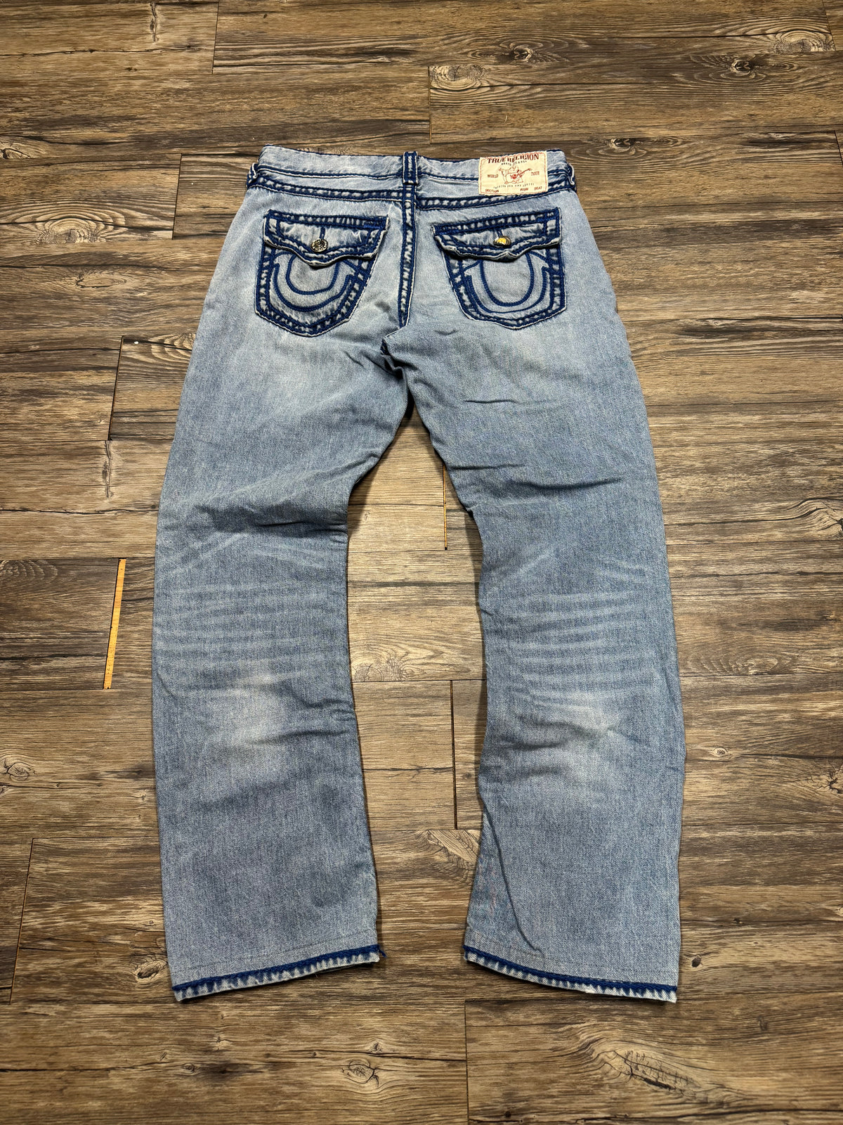 TRUE RELIGION LIGHTWASH RICKY RELAXED BLUE STITCH STRAIGHT JEANS (30)