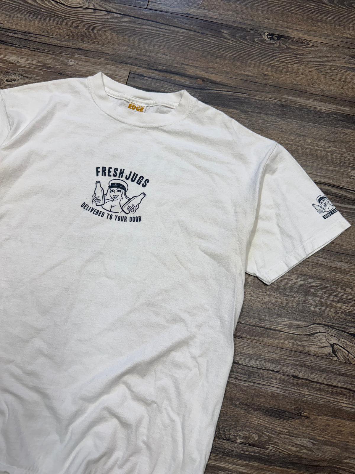 VINTAGE "FRESH JUGS" GRAPHIC T-SHIRT (M)