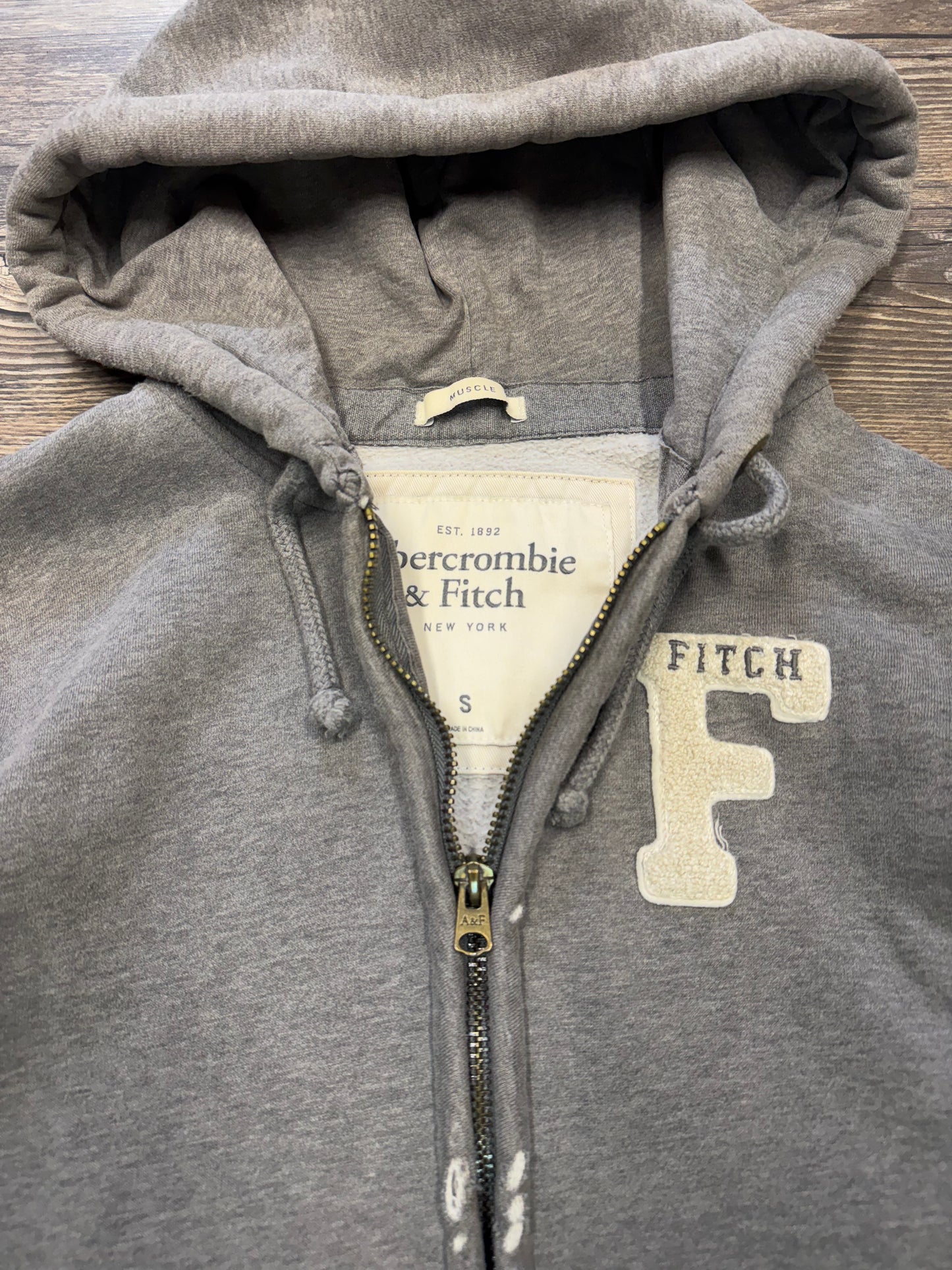 ABERCROMBIE & FITCH ‘BIG F’ EMBROIDERED ZIP UP HOODIE (S)