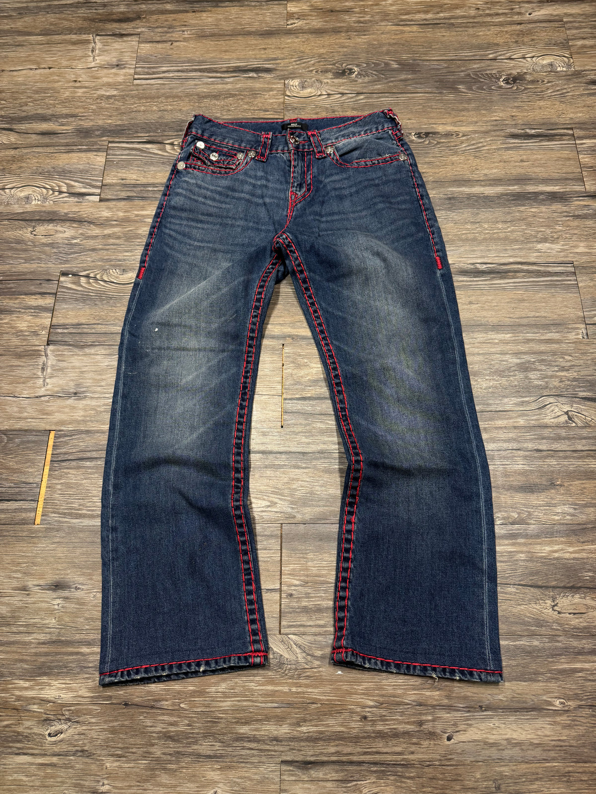 TRUE RELIGION DARK WASH BILLY RELAXED BOOTCUT RED STITCH JEANS (30)