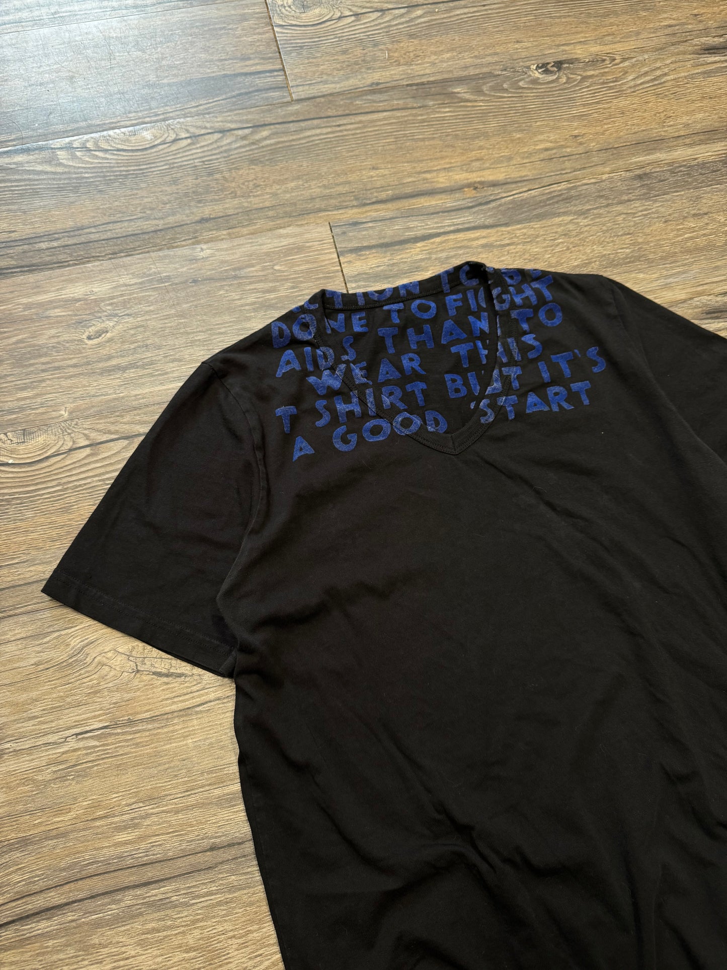 MAISON MARGIELA AIDS AWARENESS V-NECK T-SHIRT (S)