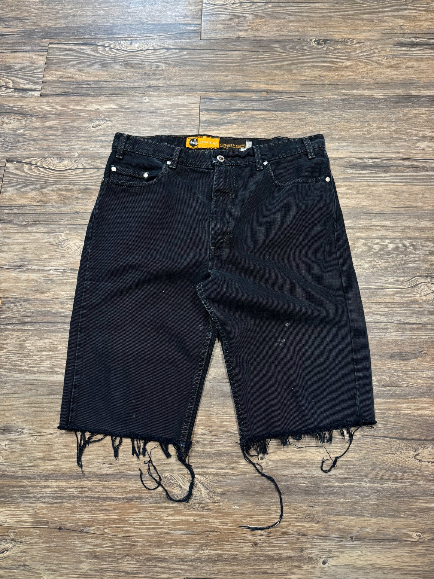 LEVI JET BLACK SILVER TAB VINTAGE DISTRESSED JORTS (33)