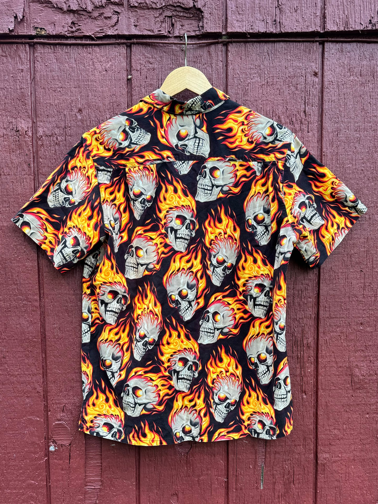 R13 FLAME / SKULL BUTTON UP (M)