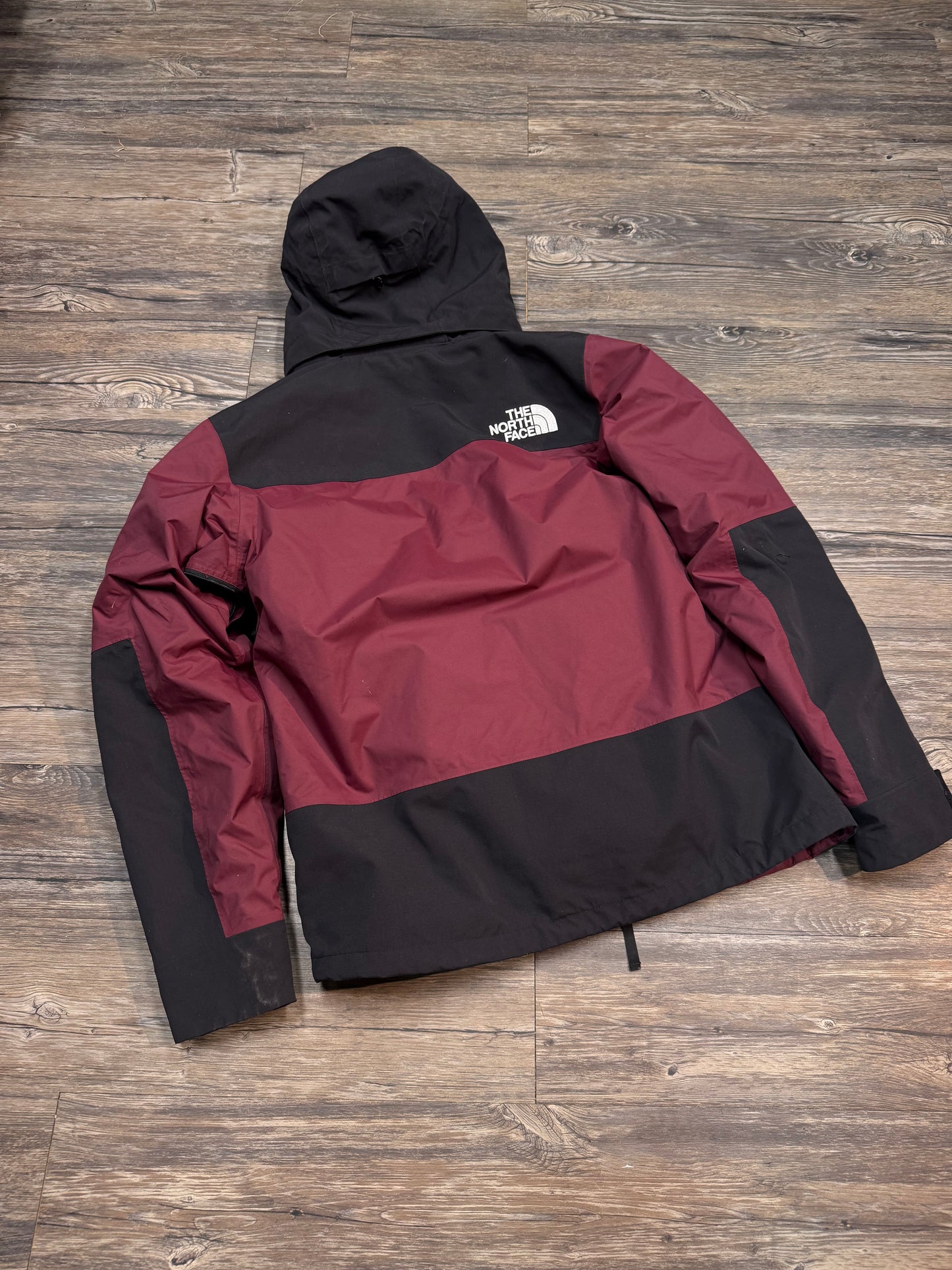 THE NORTH FACE RED PANEL RAIN JACKET (L)