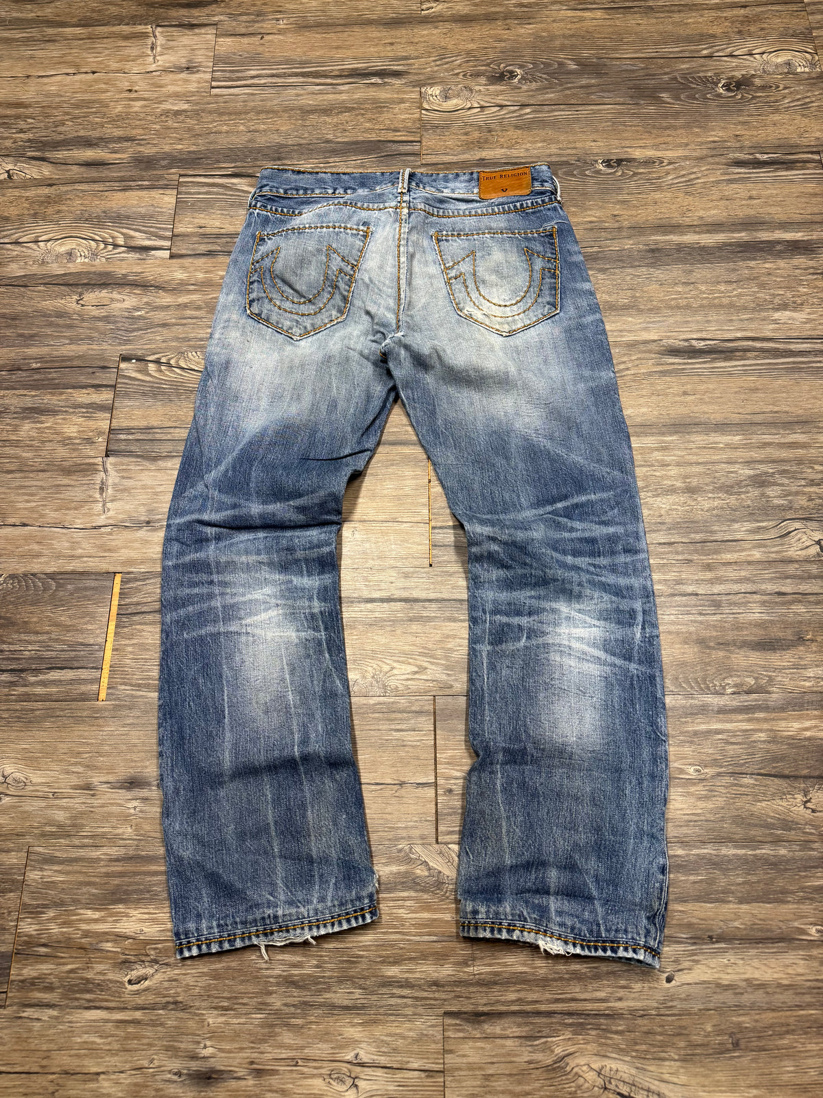 TRUE RELIGION RICKY RELAXED FIT DISTRESSED LIGHTWASH JEANS (31)