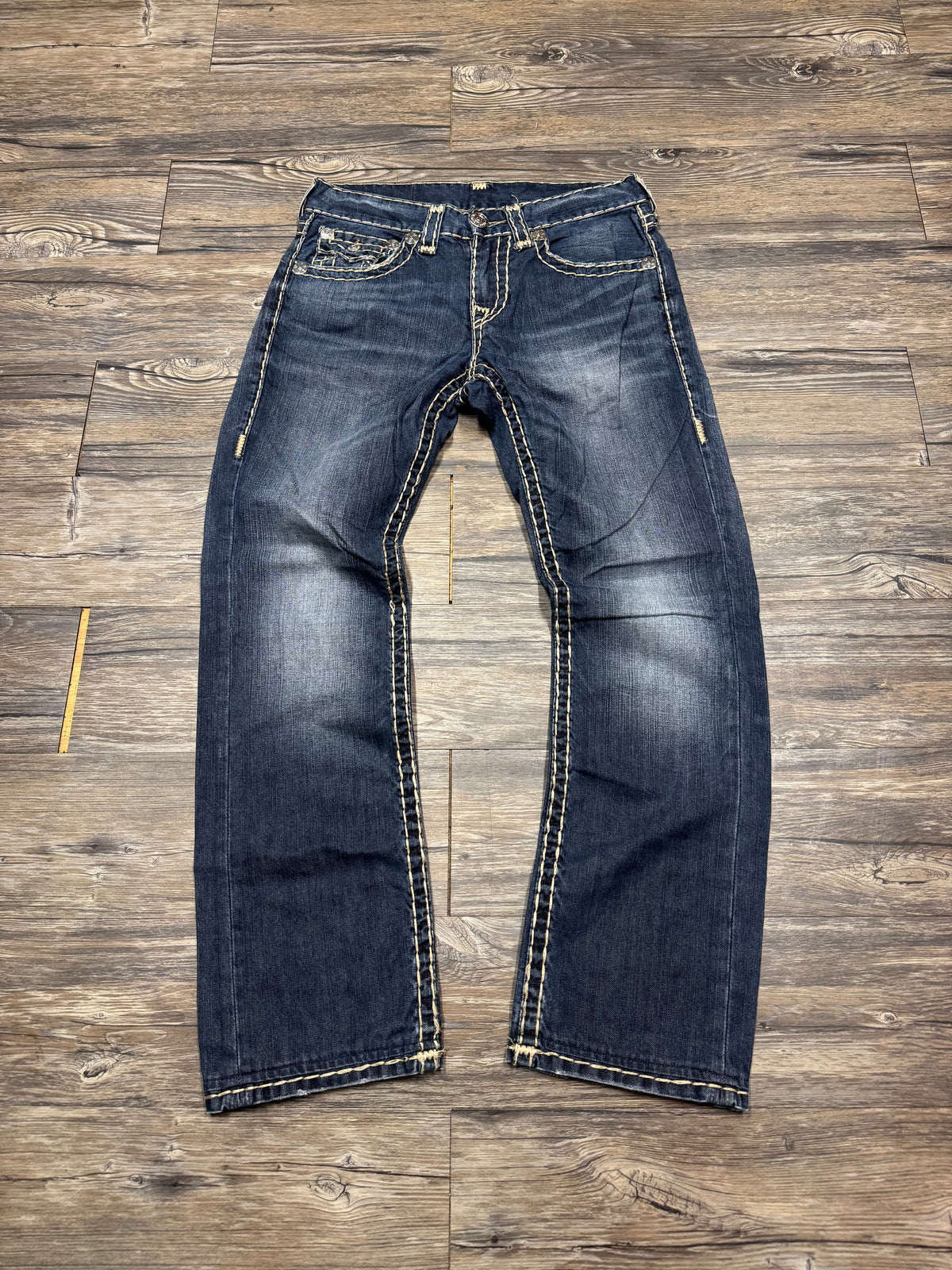 TRUE RELIGION DARK WASH 00’s CREAM STITCH JEANS (30)