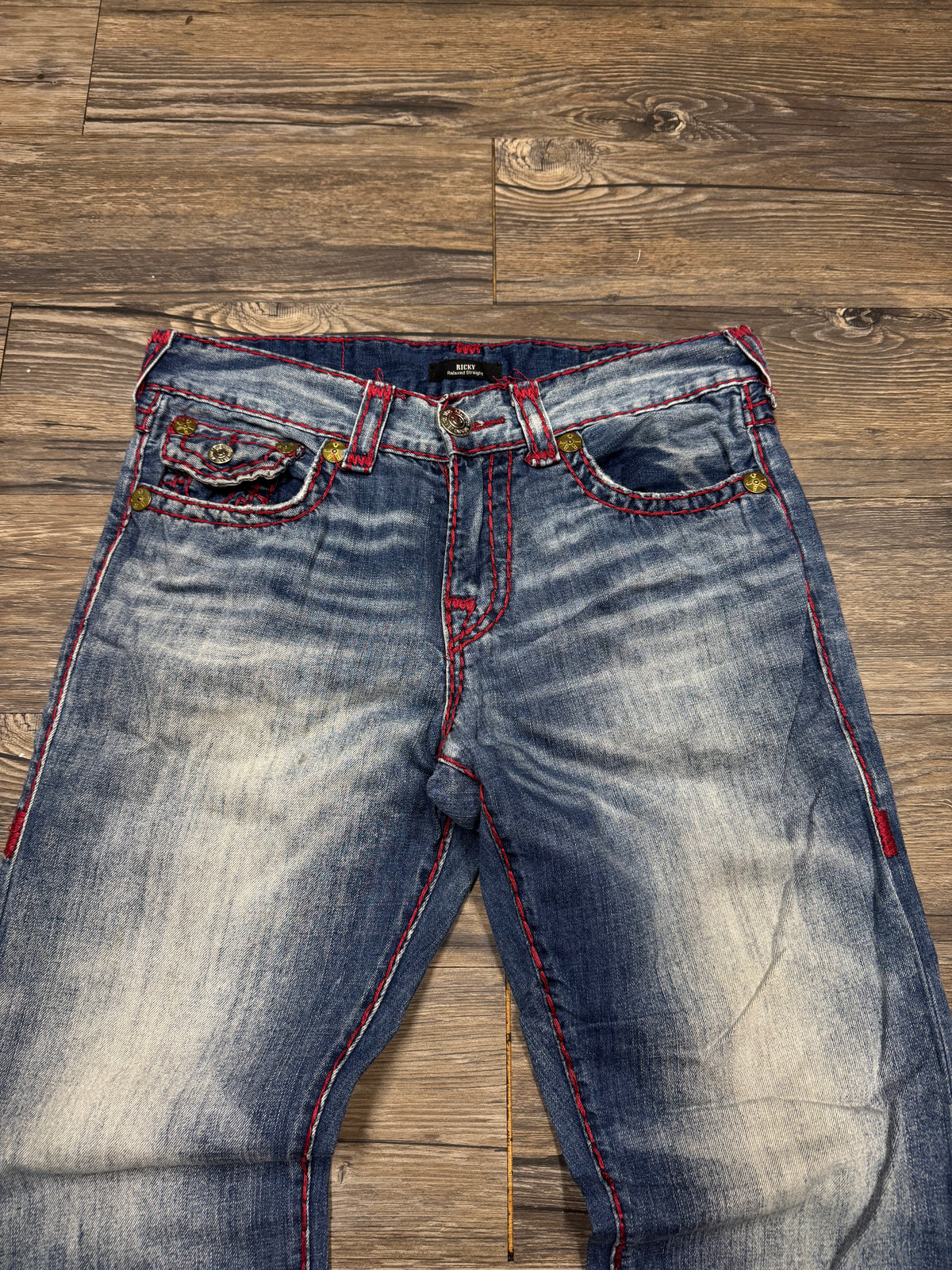 TRUE RELIGION 00’s RICKY RELAXED STRAIGHT DISTRESSED RED STITCH JEANS (31)