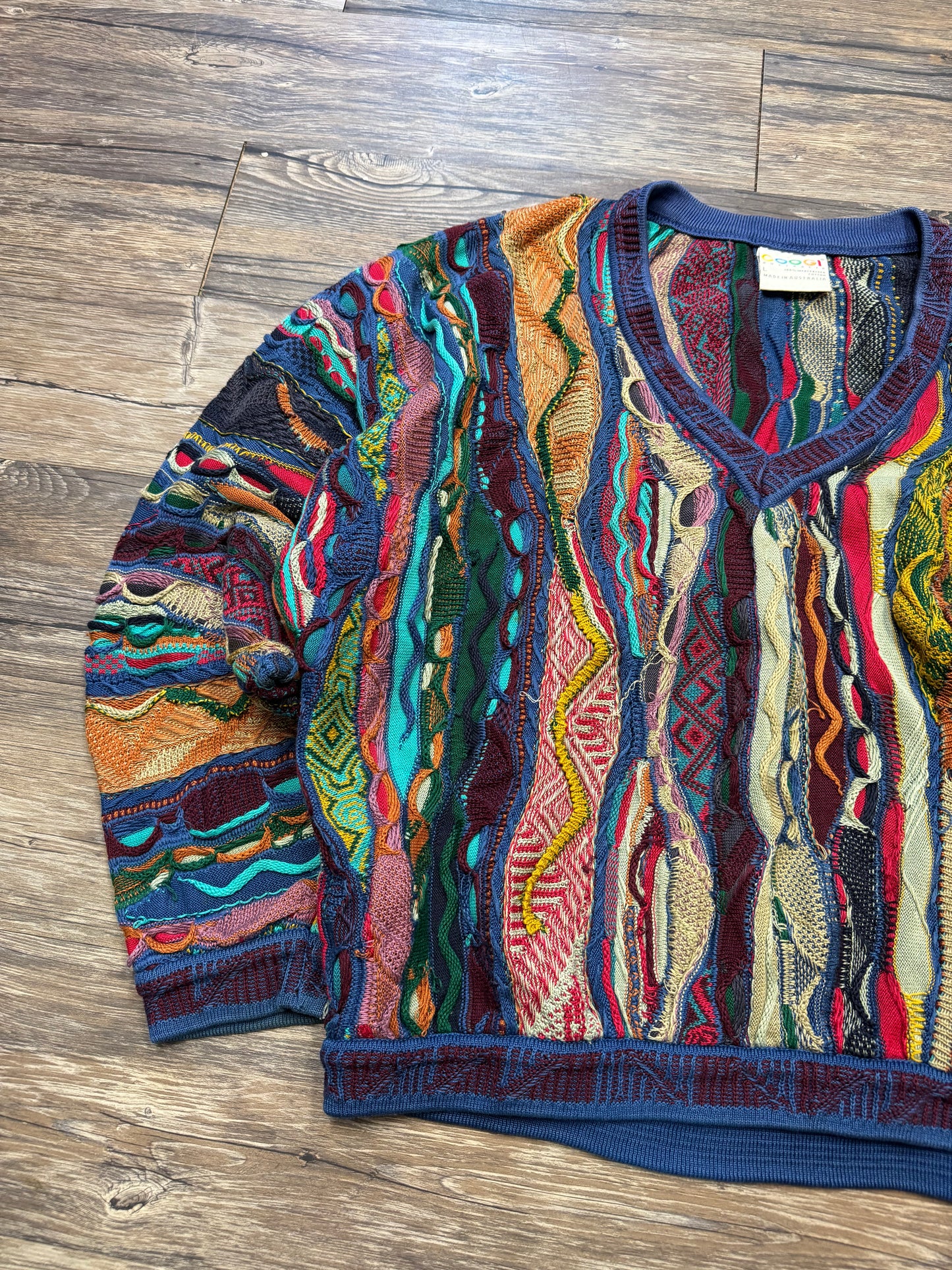 VINTAGE COOGI V-NECK CABLE KNIT SWEATER (L)