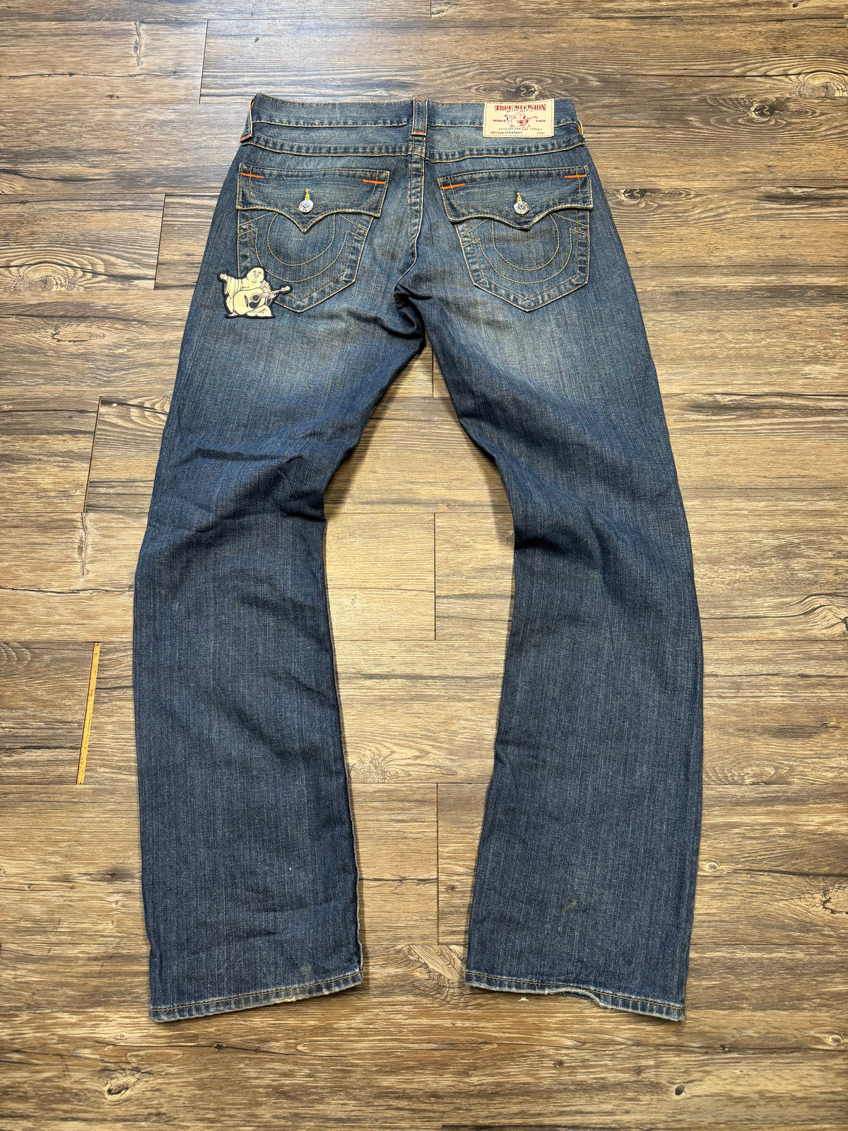 TRUE RELIGION PATCH BOOT CUT JEANS (34)