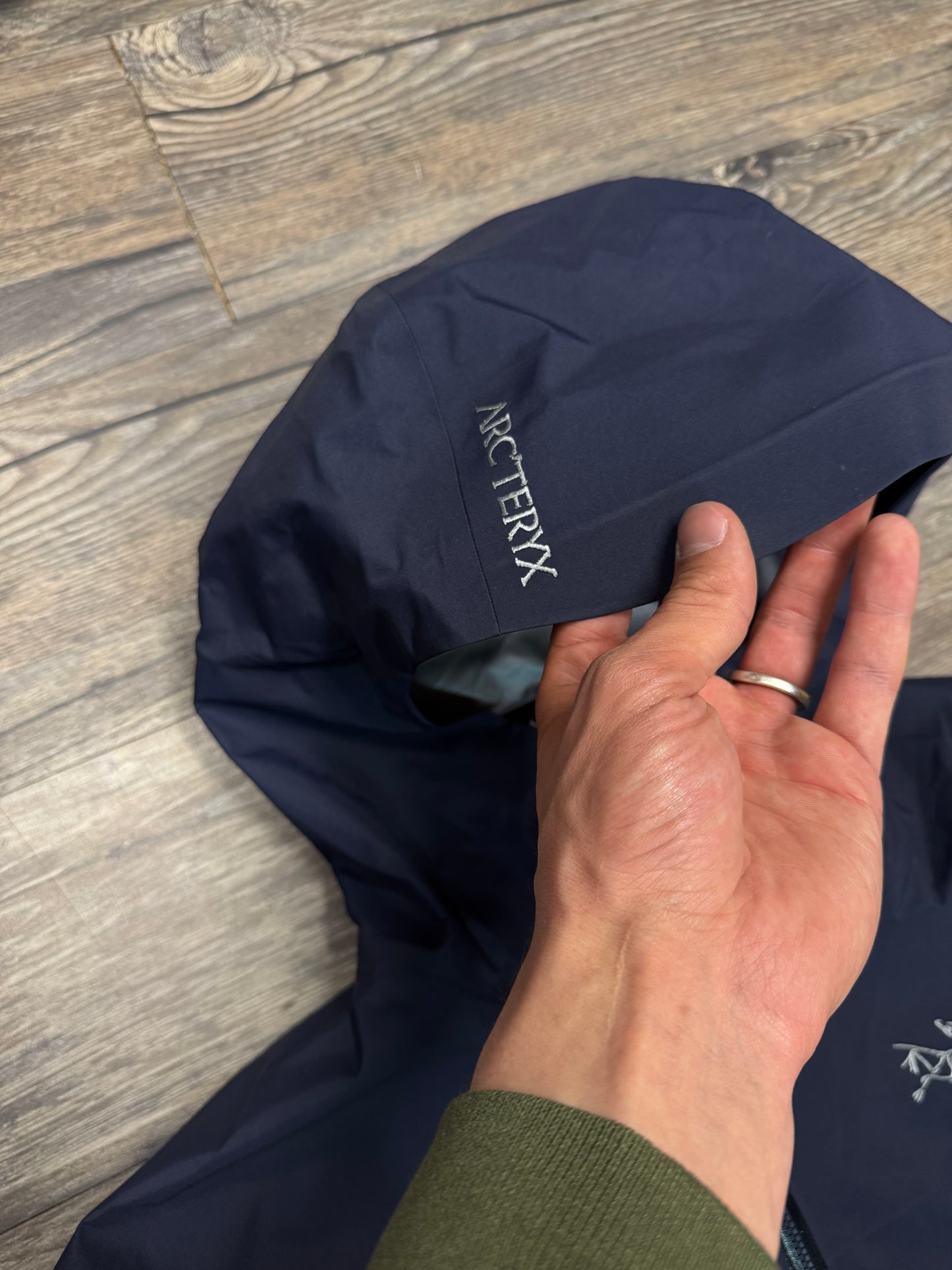 ARCTERYX NAVY BLUE RAIN JACKET (L)