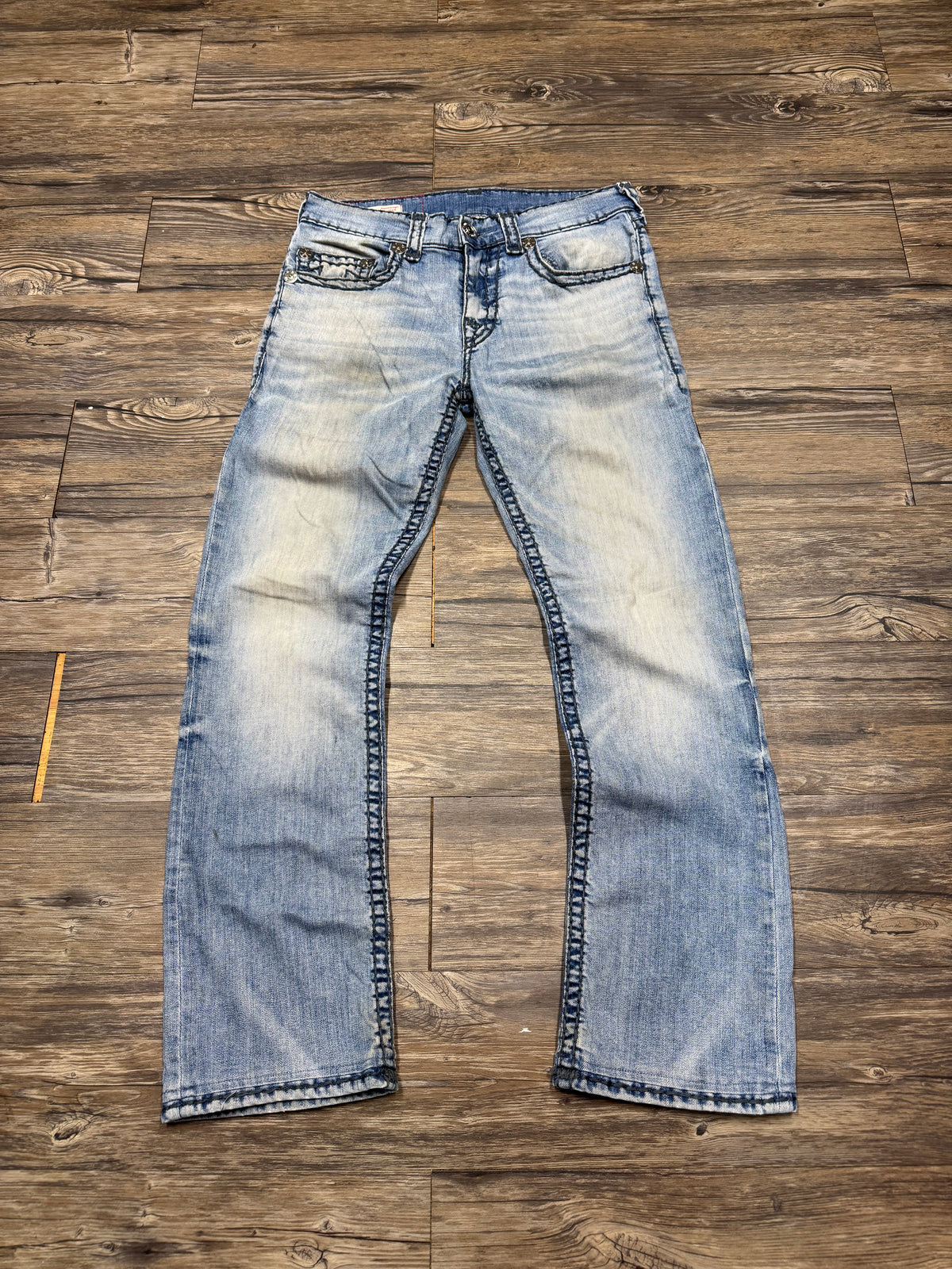 TRUE RELIGION RICKY RELAXED STRAIGHT LIGHTWASH FADED BLUE STITCH JEANS (31)