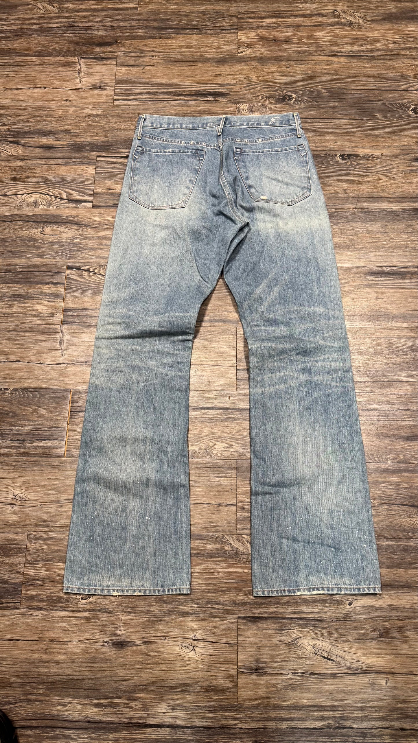 LIGHTWASH DISTRESSED JEANS (32)