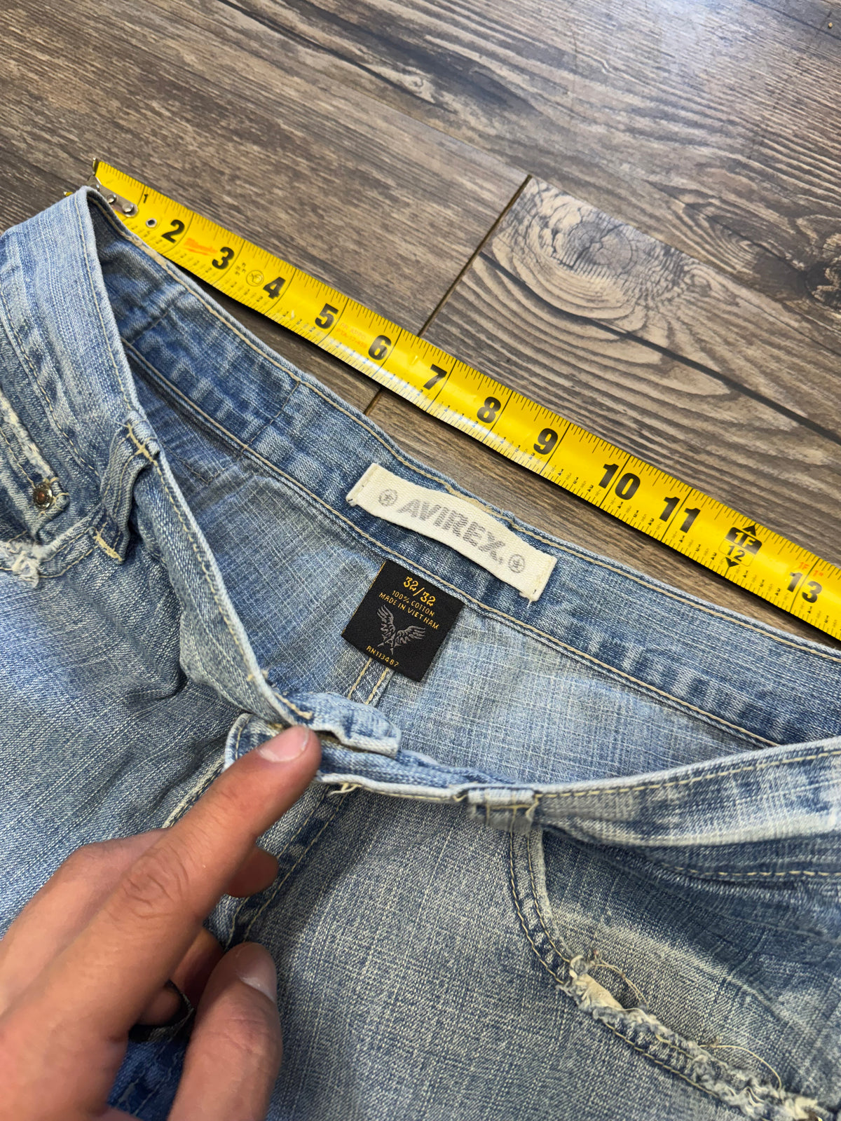 AVIREX LIGHT WASH BAGGY DISTRESSED JEANS (33)