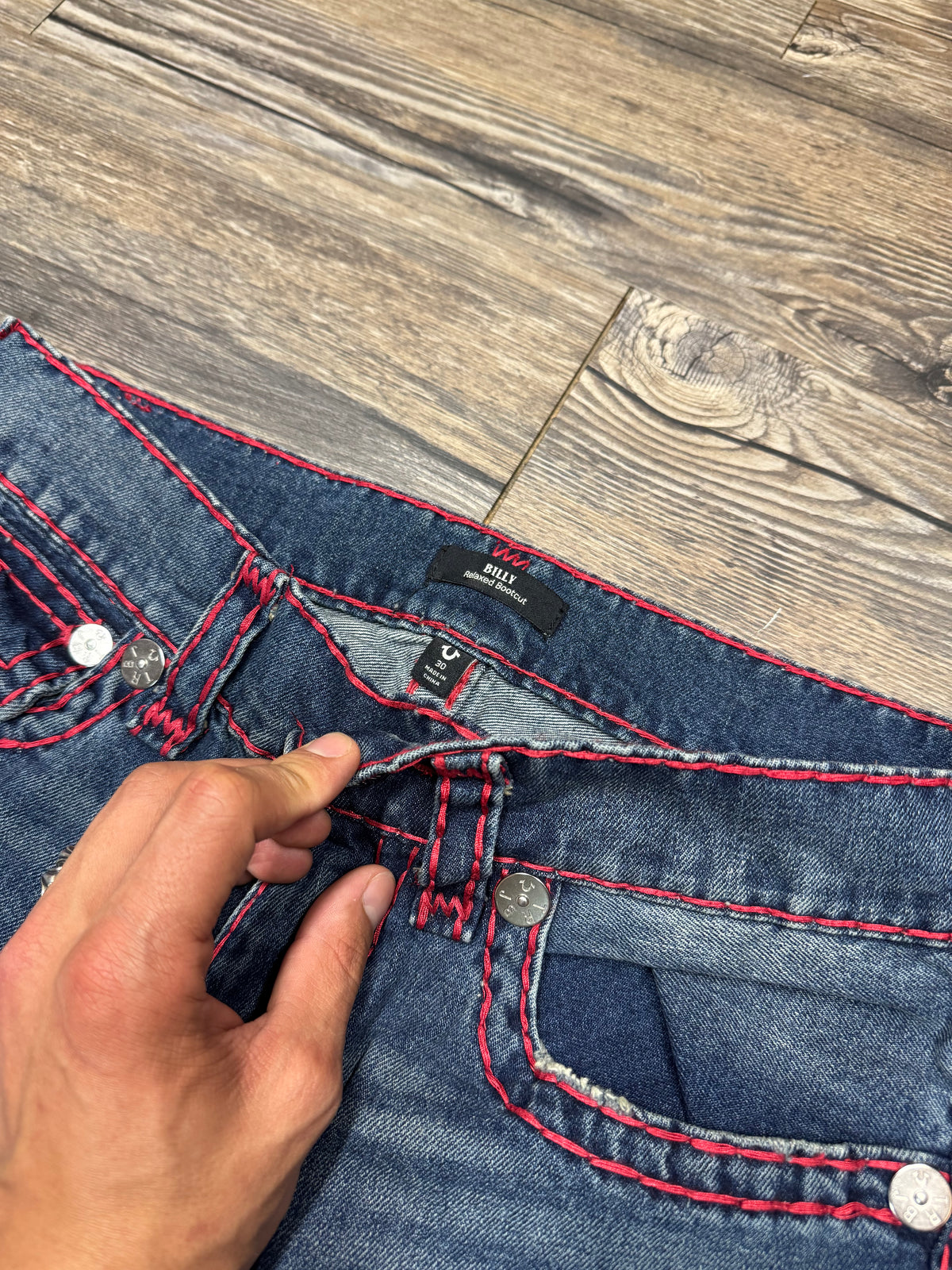TRUE RELIGION BILLY RELAXED BOOTCUT RED STITCH JEANS (30)