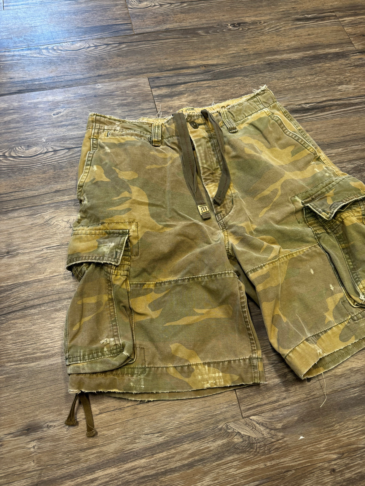 ABERCROMBIE & FITCH 7 POCKET CAMO CARGO SHORTS (32)