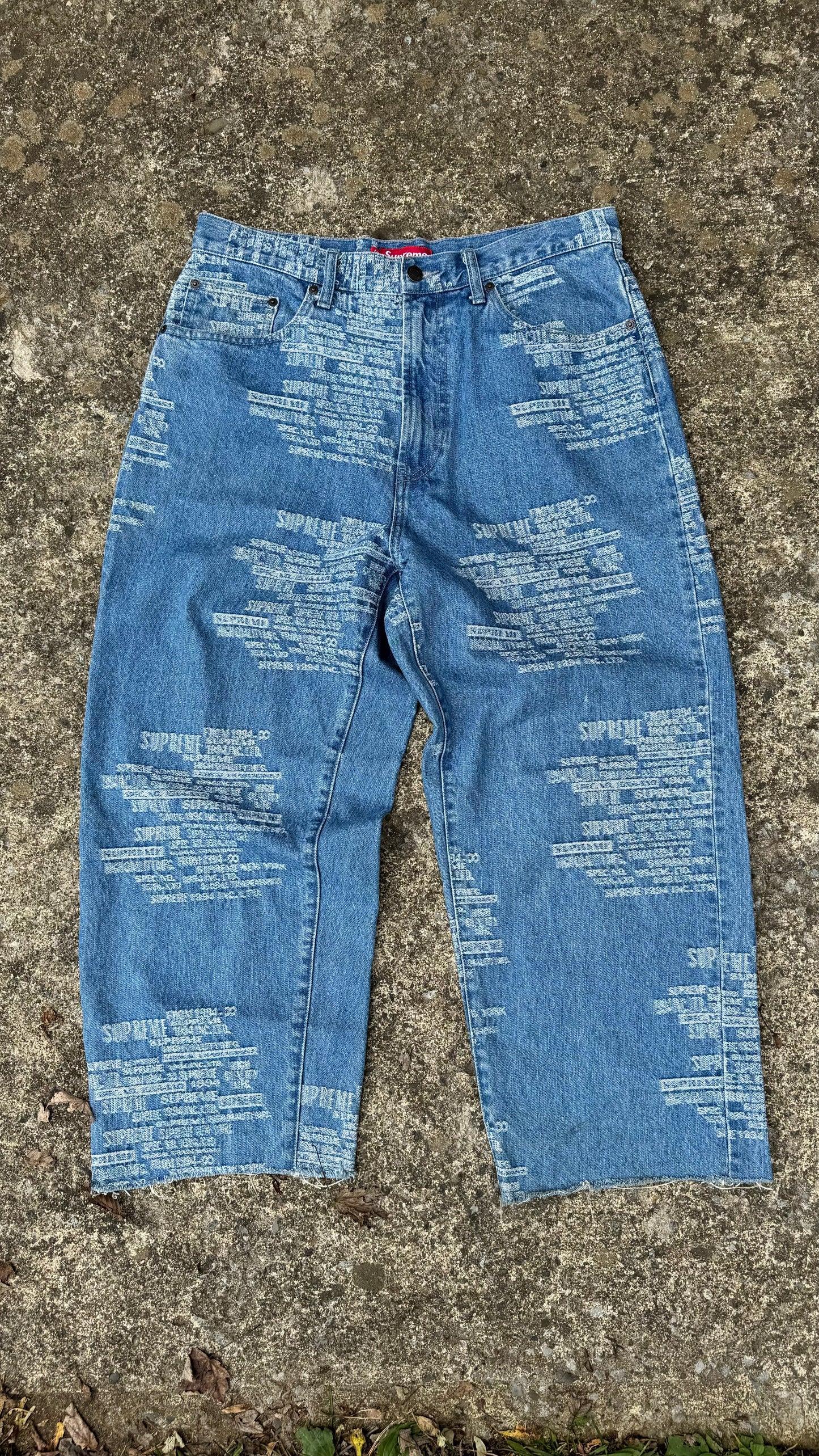SUPREME DISTRESSED TEXT BAGGY JEANS (30)