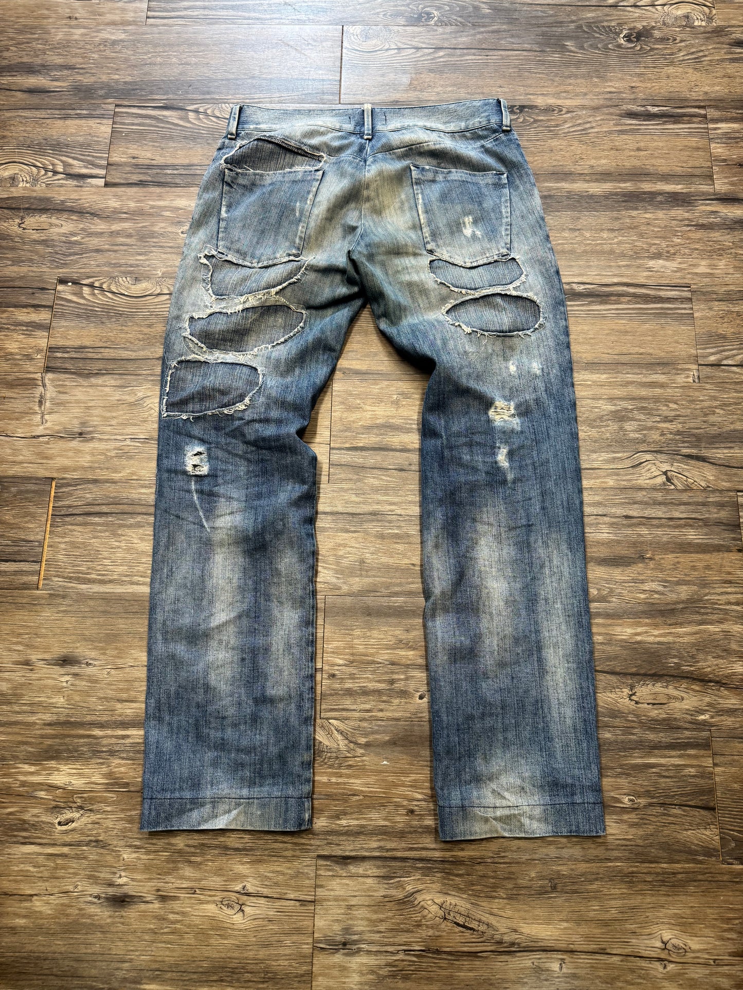 2000’s DOLCE & GABBANA DISTRESSED & REPAIRED LIGHTWASH JEANS (32)