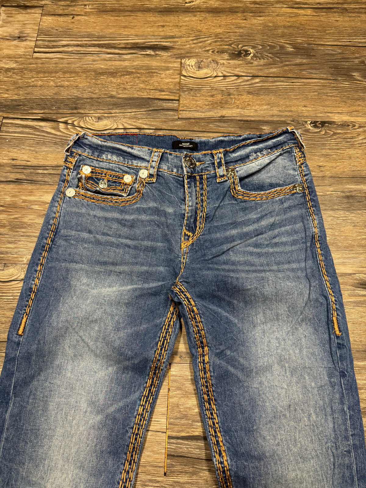 TRUE RELIGION RICKY RELAXED STRAIGHT BROWN STITCH JEANS (31)