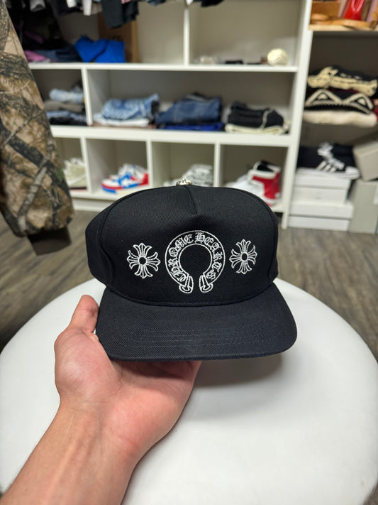 CHROME HEARTS DENIM HORSESHOE TRUCKER HAT (OS)