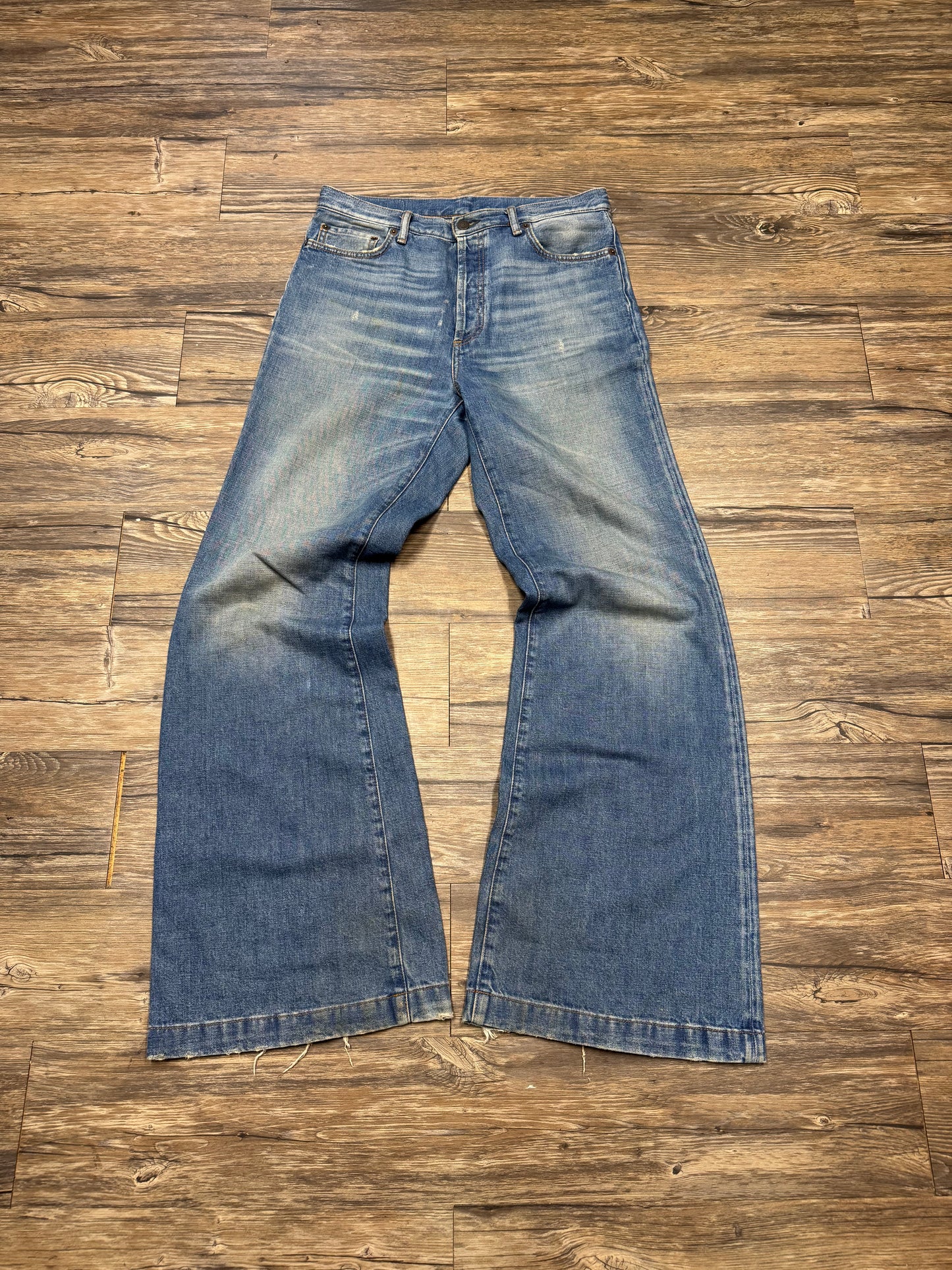 ACNE STUDIOS LIGHT WASH FLARE JEANS (32x32)
