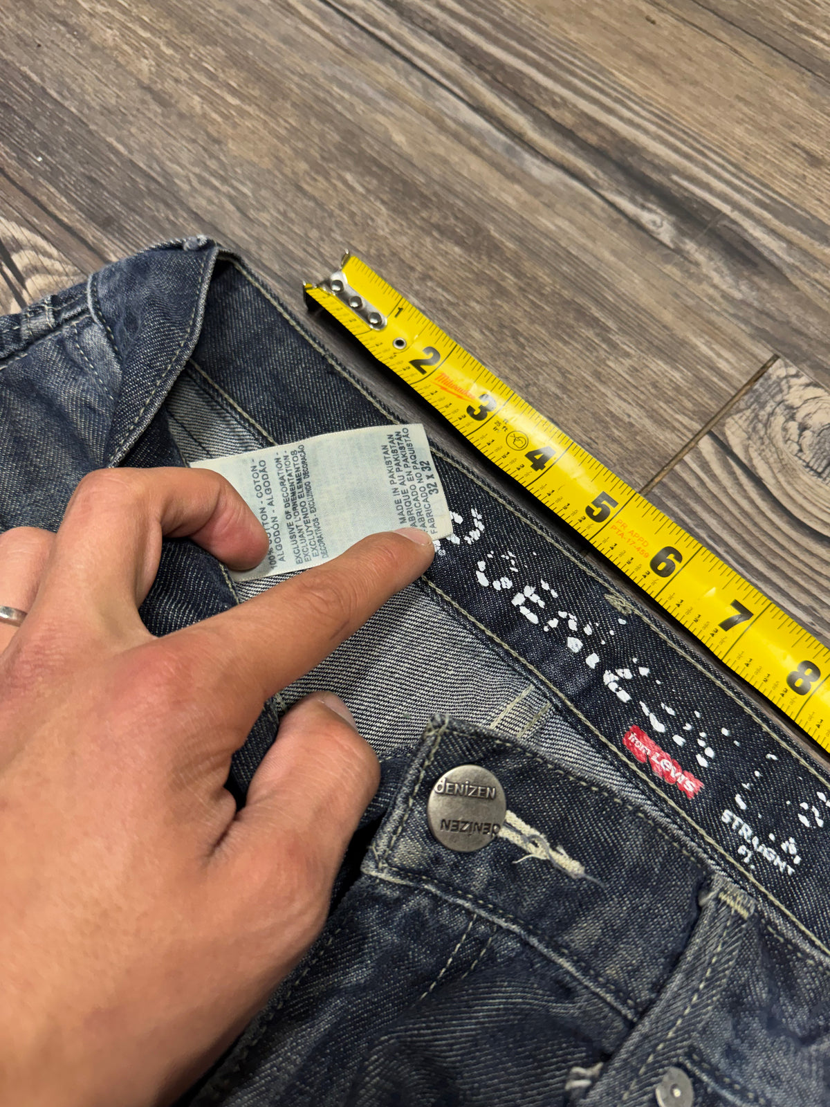 LEVI STRAIGHT LEG DARK WASH DENIM JEANS (32)