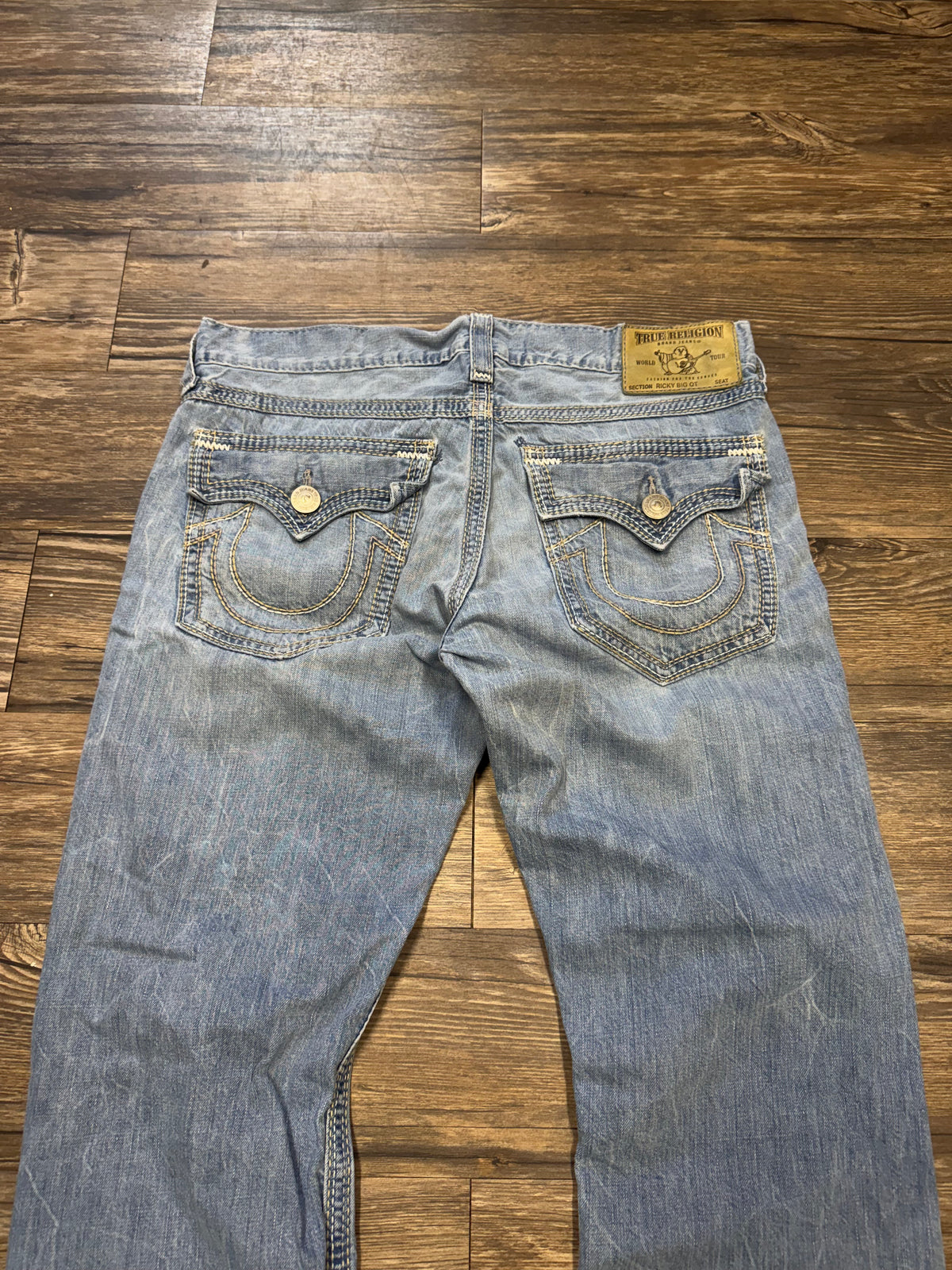 TRUE RELIGION LIGHTWASH DISTRESSED DENIM JEANS (36)