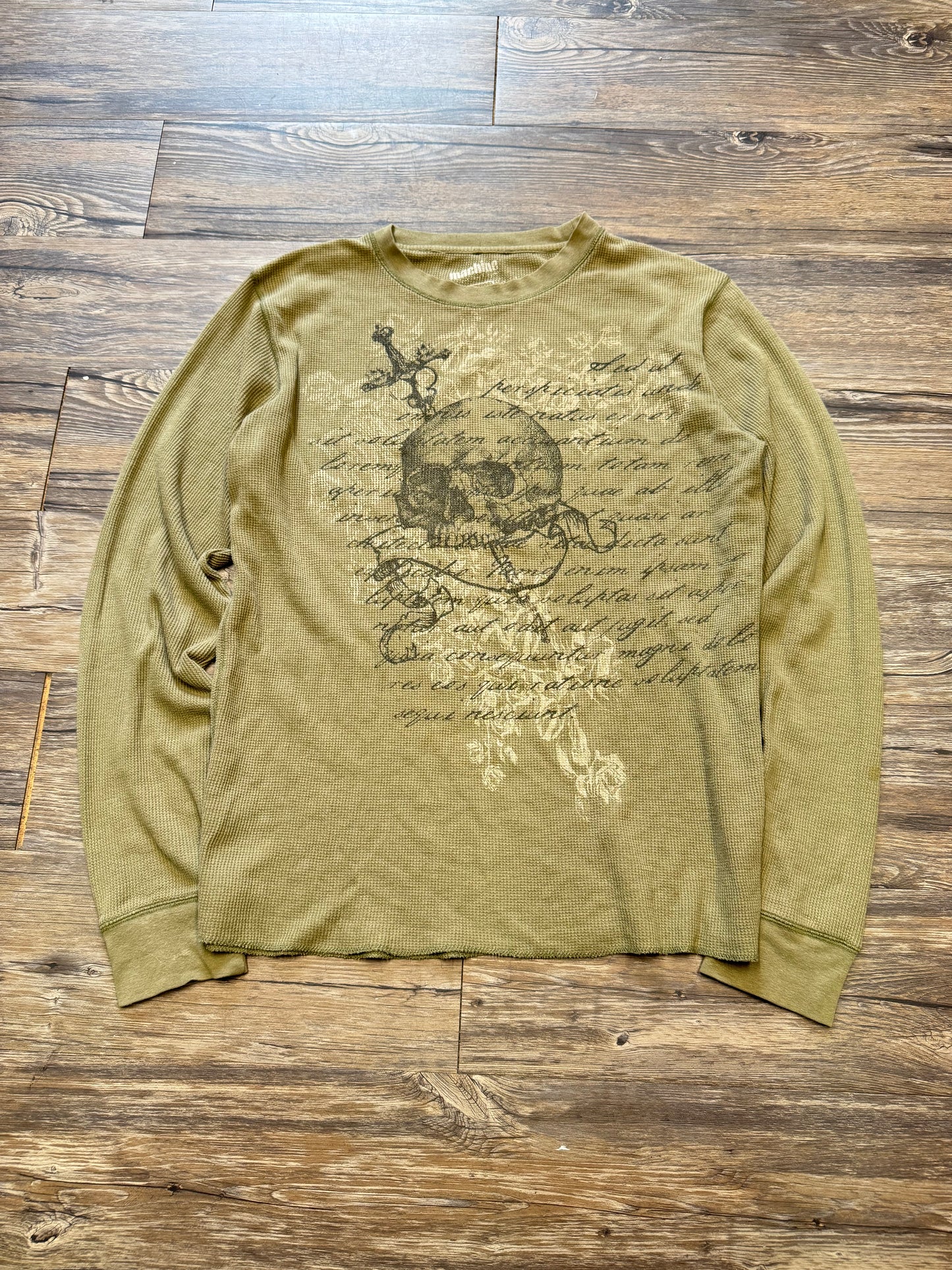 MACHINE Y2K SAGE GREEN SCRIPT SKULL WAFFLE LONGSLEEVE (L)