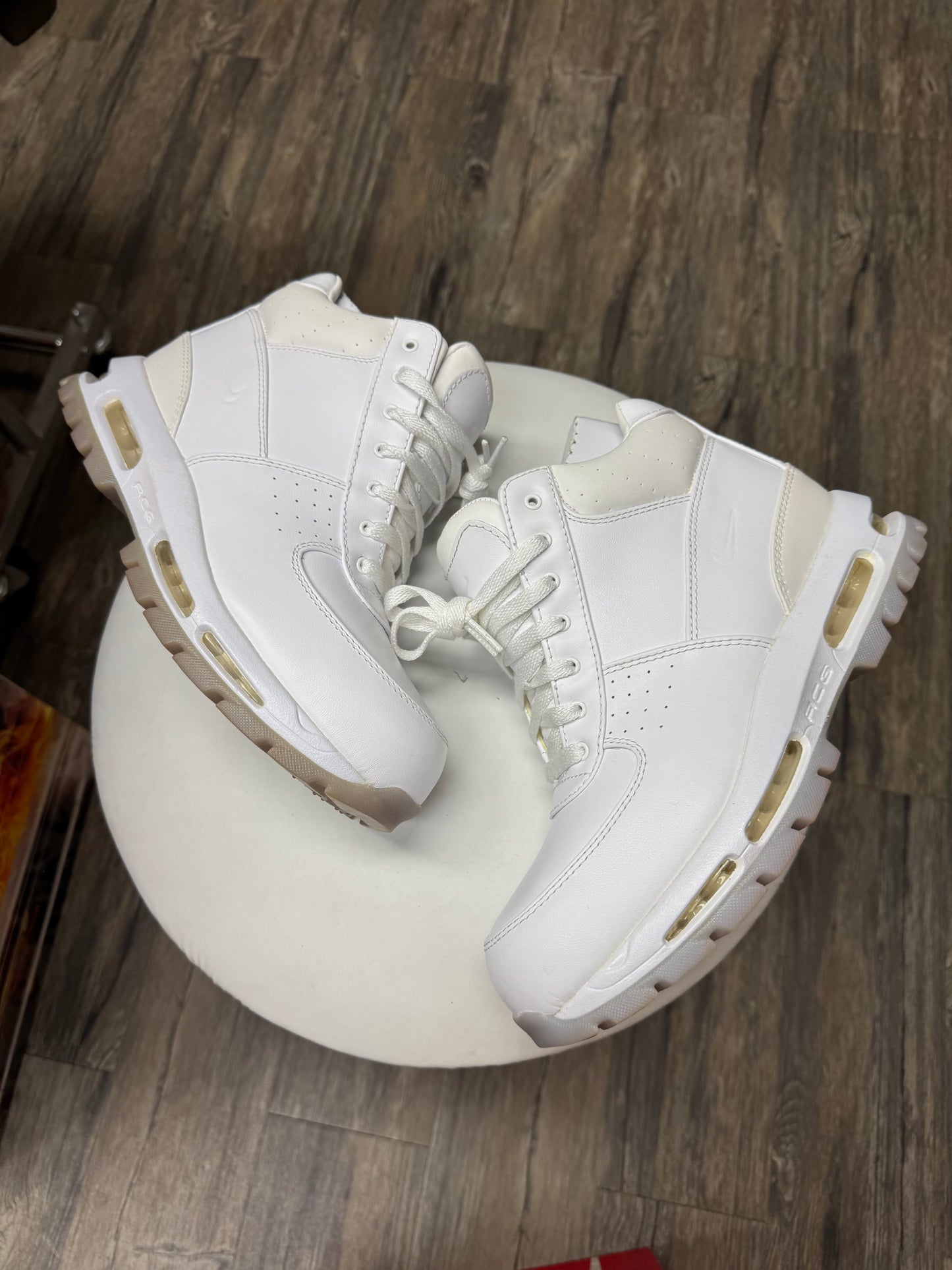 NIKE ACG GOADOME WHITES (9.5)