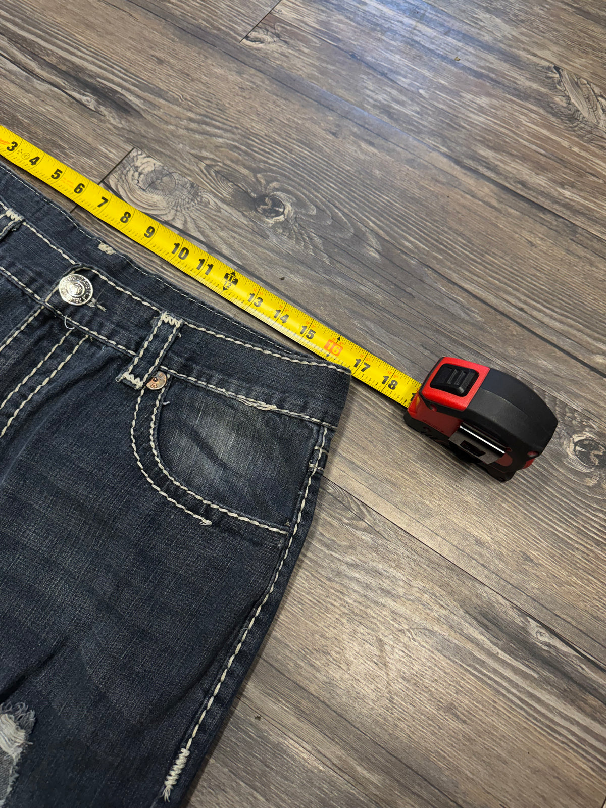 TRUE RELIGION DARK WASH DISTRESSED DENIM JEANS (38)