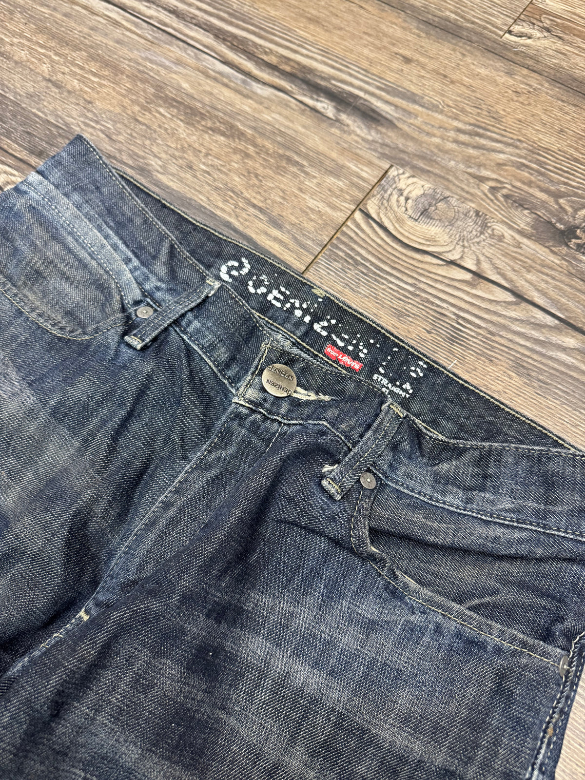LEVI STRAIGHT LEG DARK WASH DENIM JEANS (32)