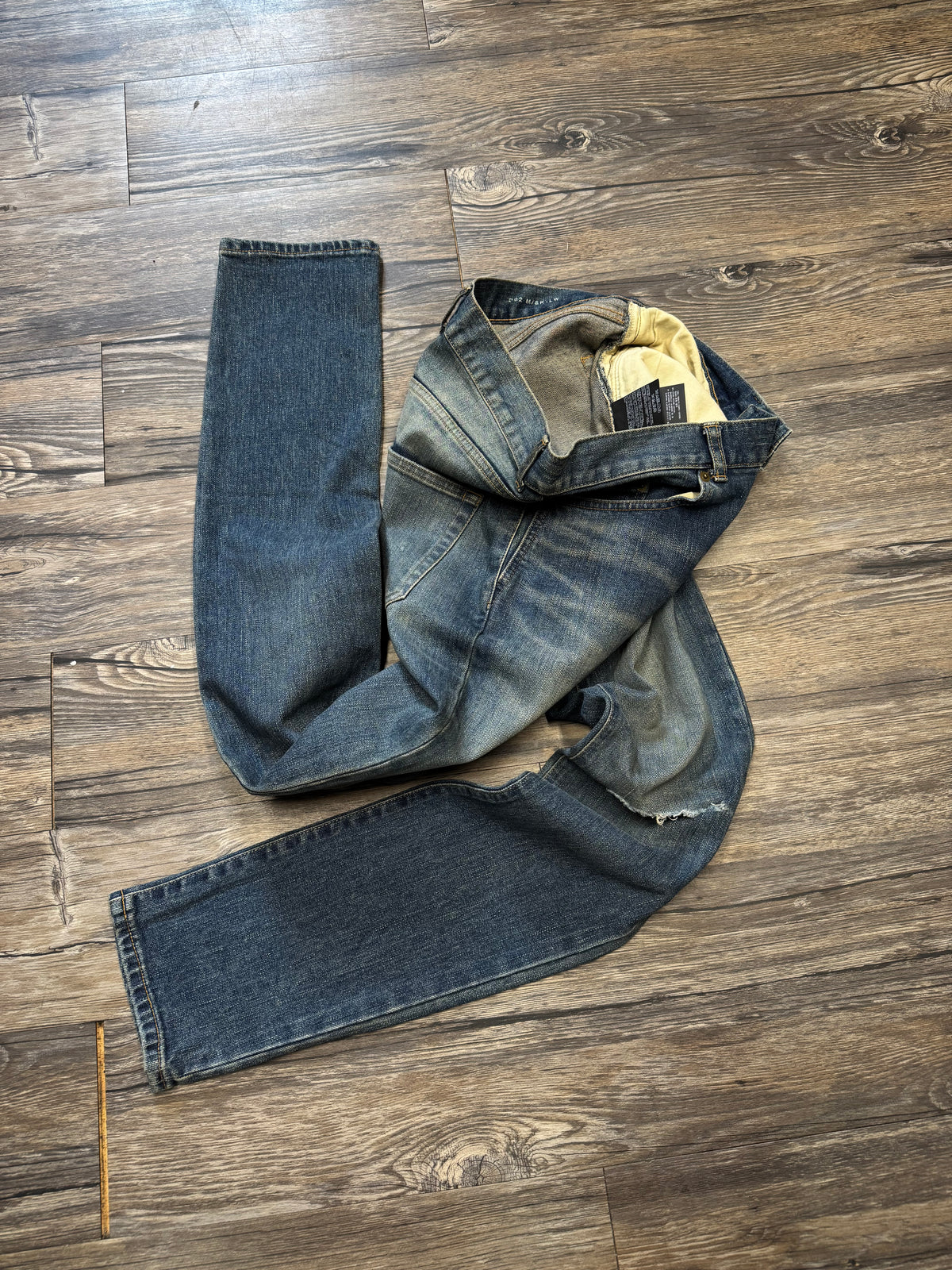 YVES SAINT LAURENT DARK WASH DENIM JEANS (32)