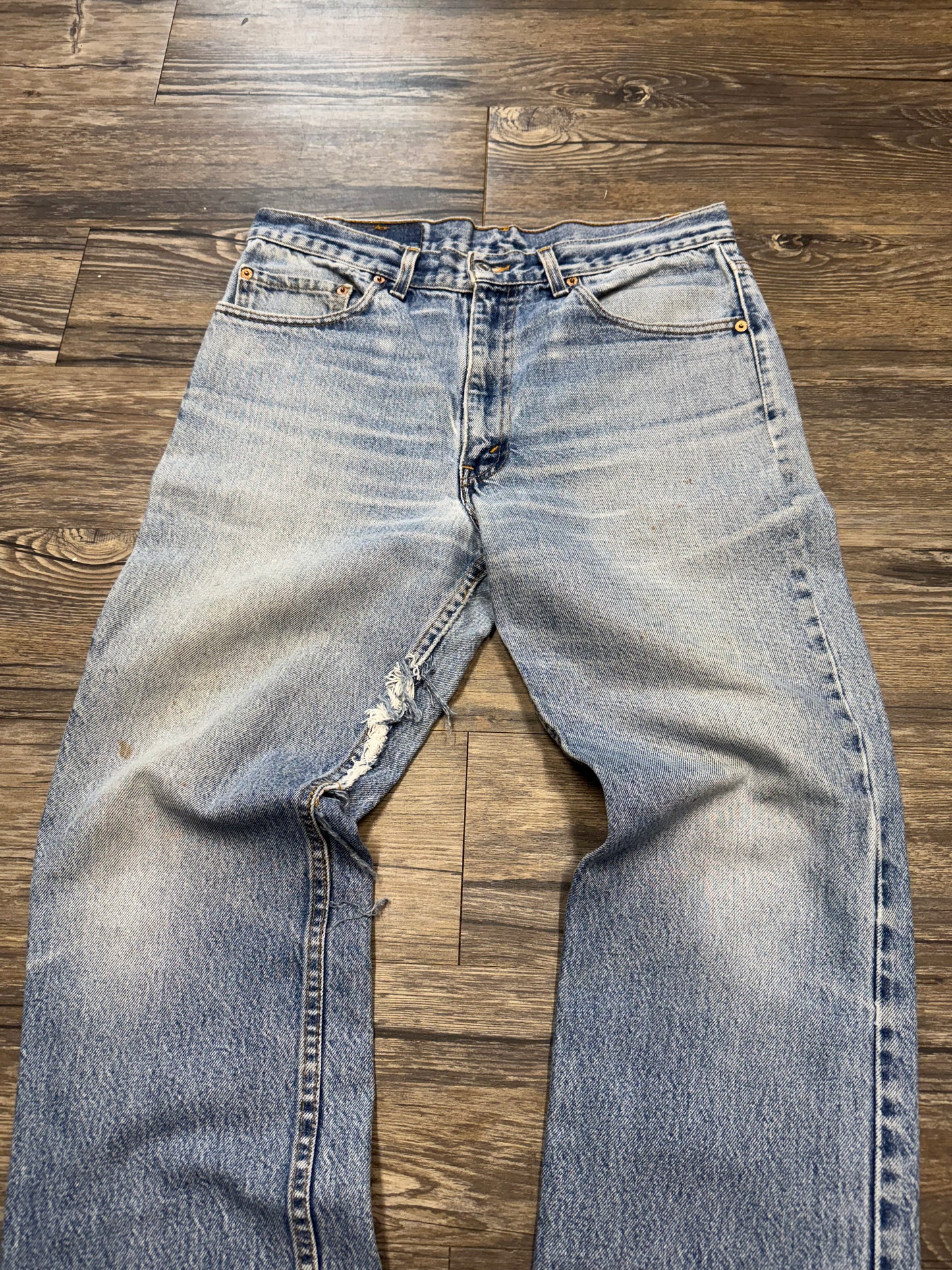 LEVI 517 STRAIGHT LEG FADED WASH DISTRESSED JEANS (34x32)