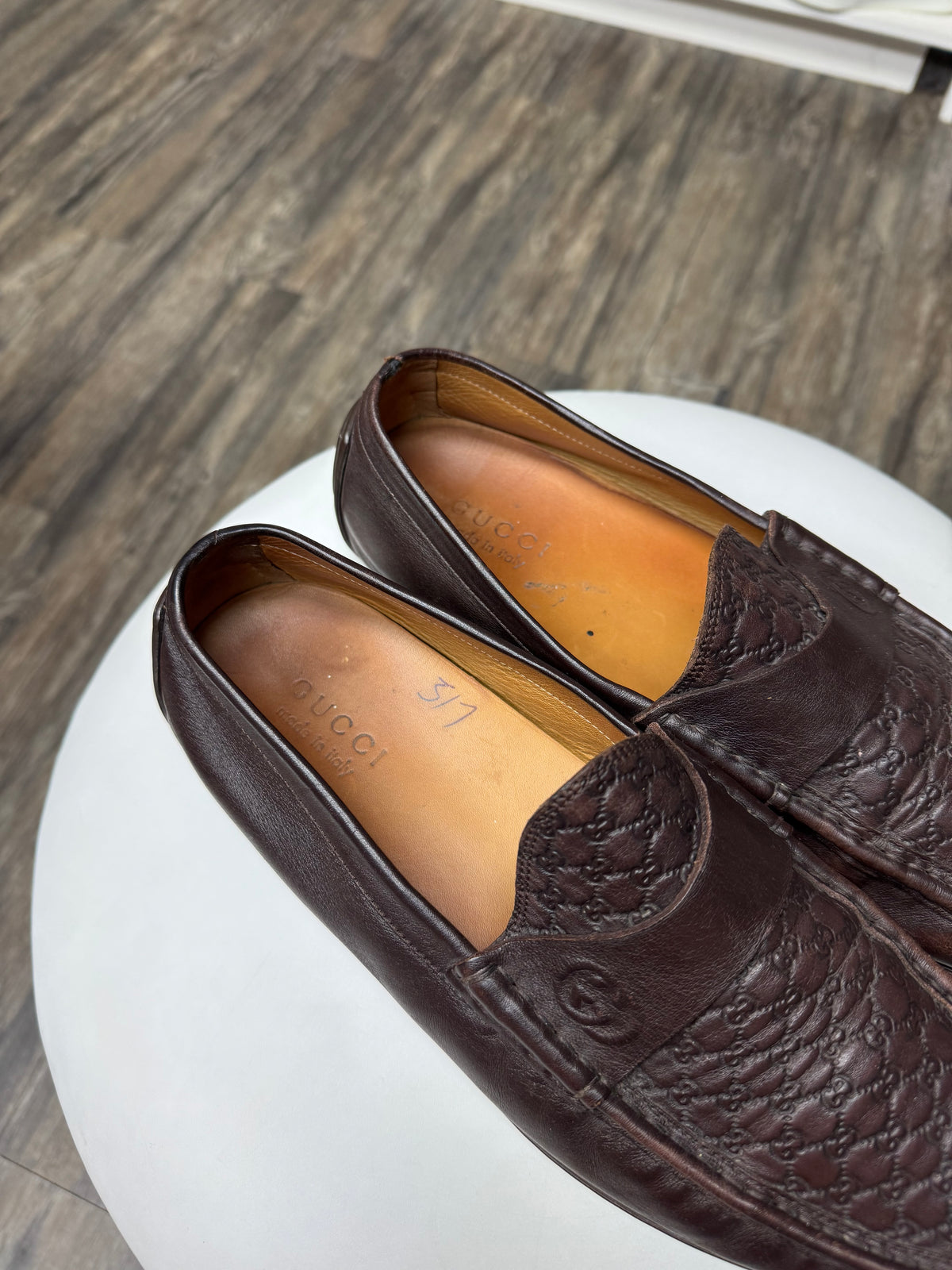 GUCCI ENGRAVED LEATHER BOAT SHOES (10.5)
