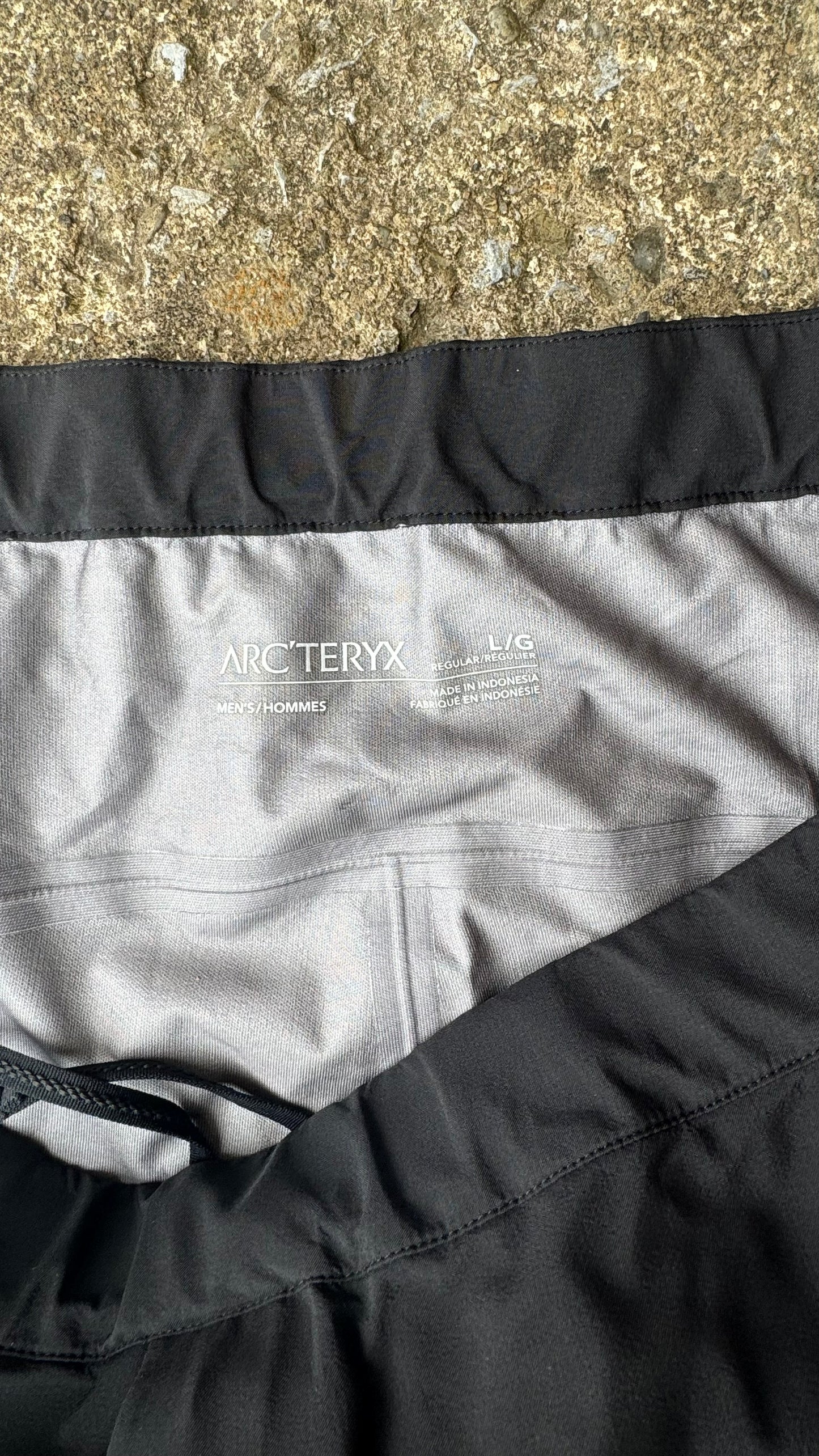 ARC'TERYX BLACK SHELL PANTS (L)
