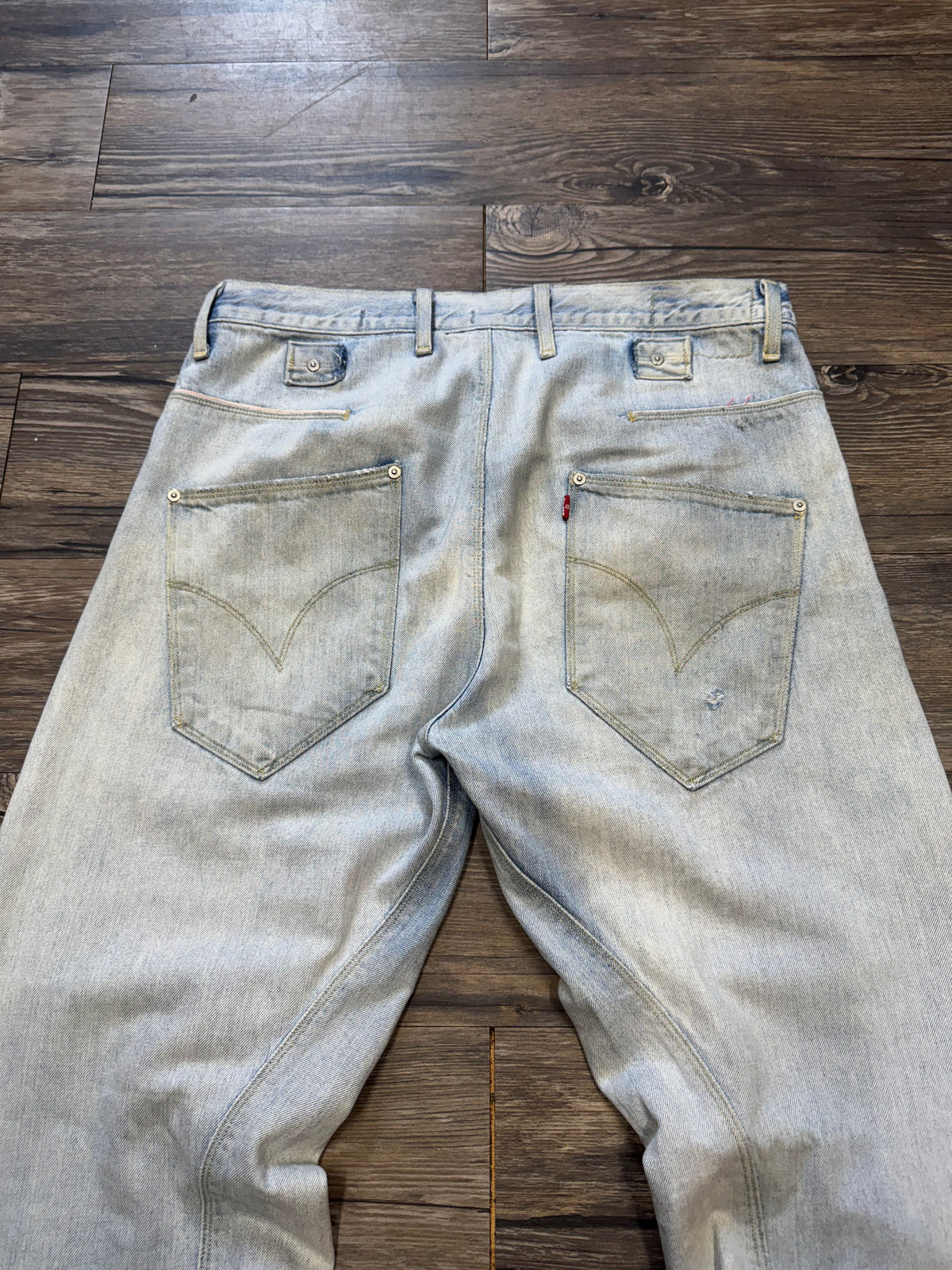 LEVIS ENGINEERED WHITE WASH 5 POCKET BOOTCUT JEANS (33)