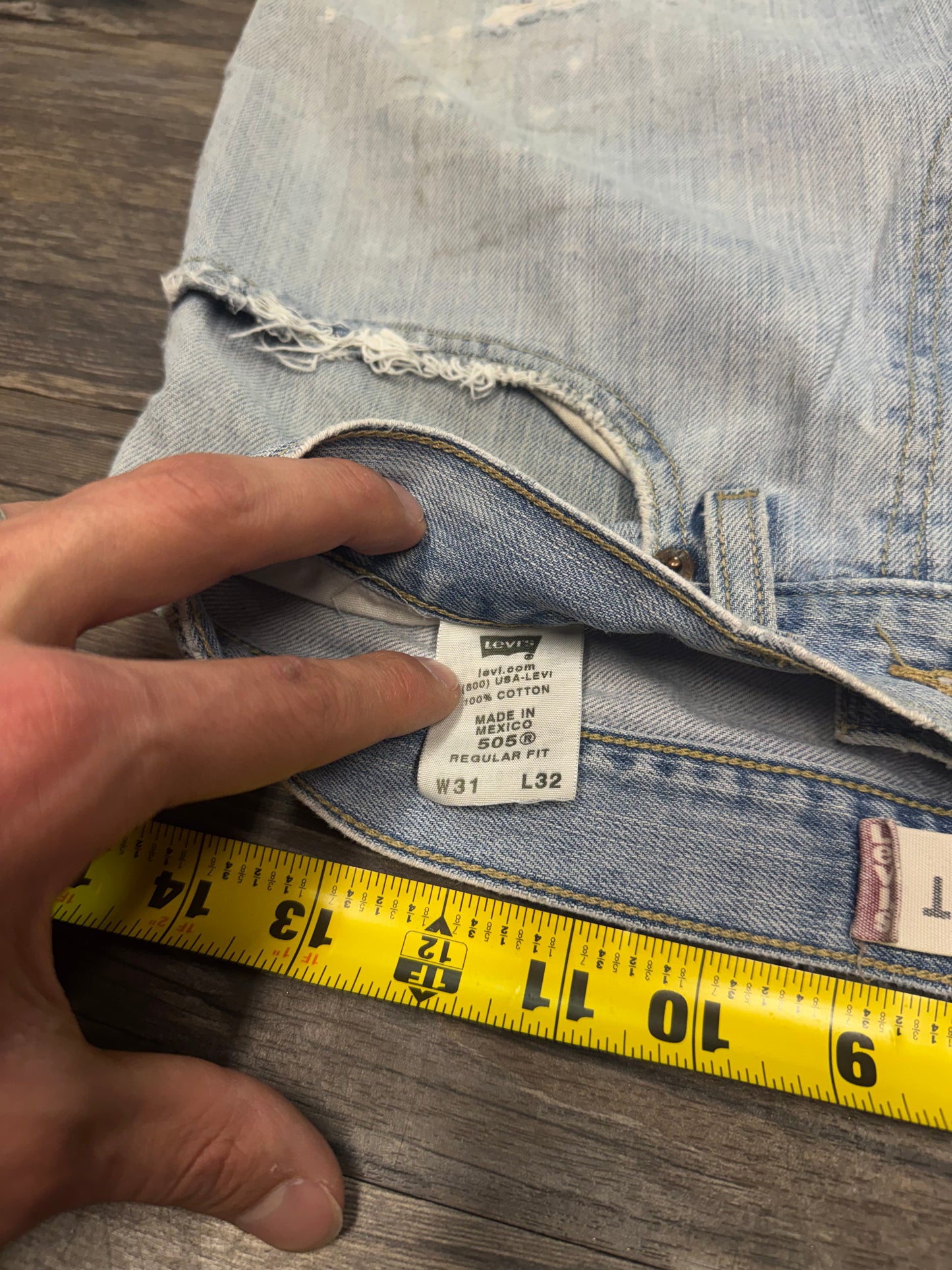 DISTRESSED LEVI'S 505 LIGHTWASH DENIM (31)