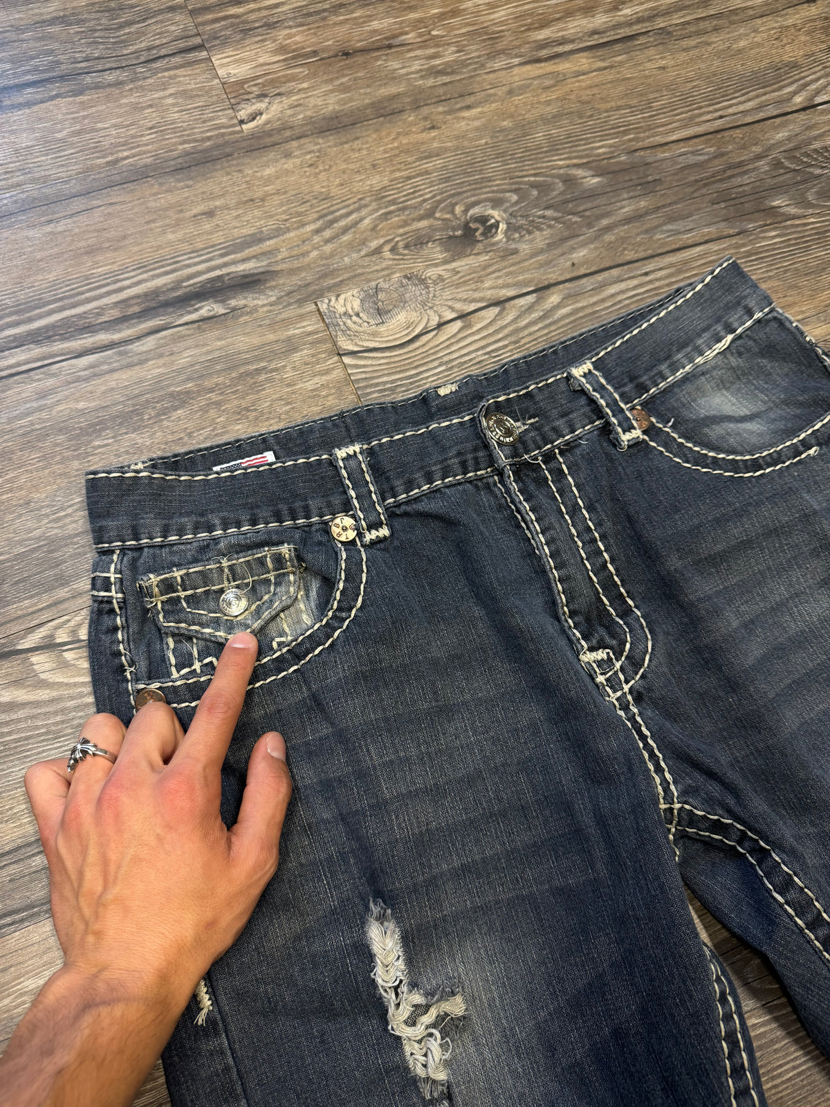 TRUE RELIGION DARK WASH DISTRESSED DENIM JEANS (38)