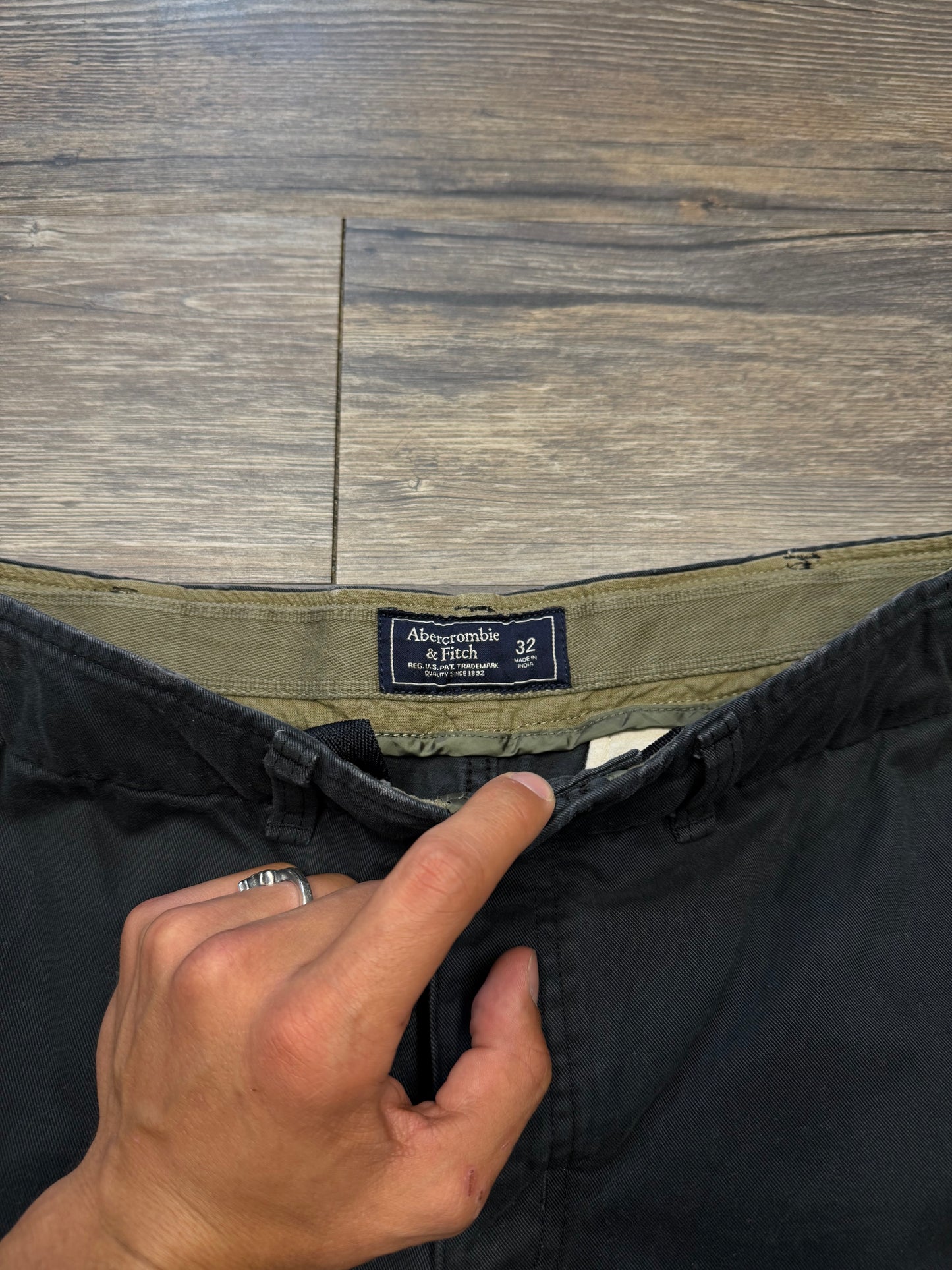 ABERCROMBIE & FITCH VINTAGE 2000S CARGO SHORTS (32)