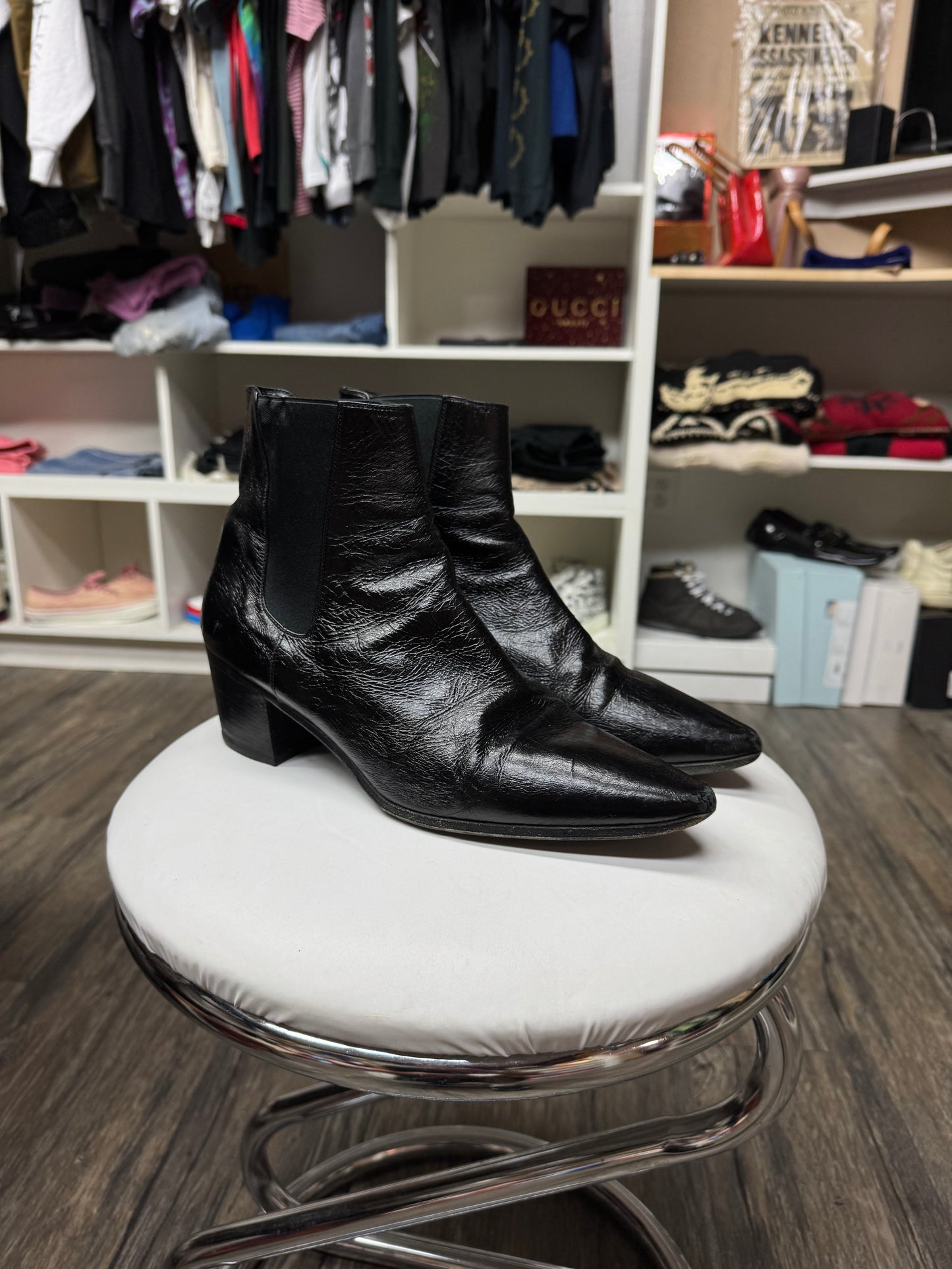 SAINT LAURENT HEDI SLIMANE 60S BLACK PATENT CHELSEA BOOTS (44.5)