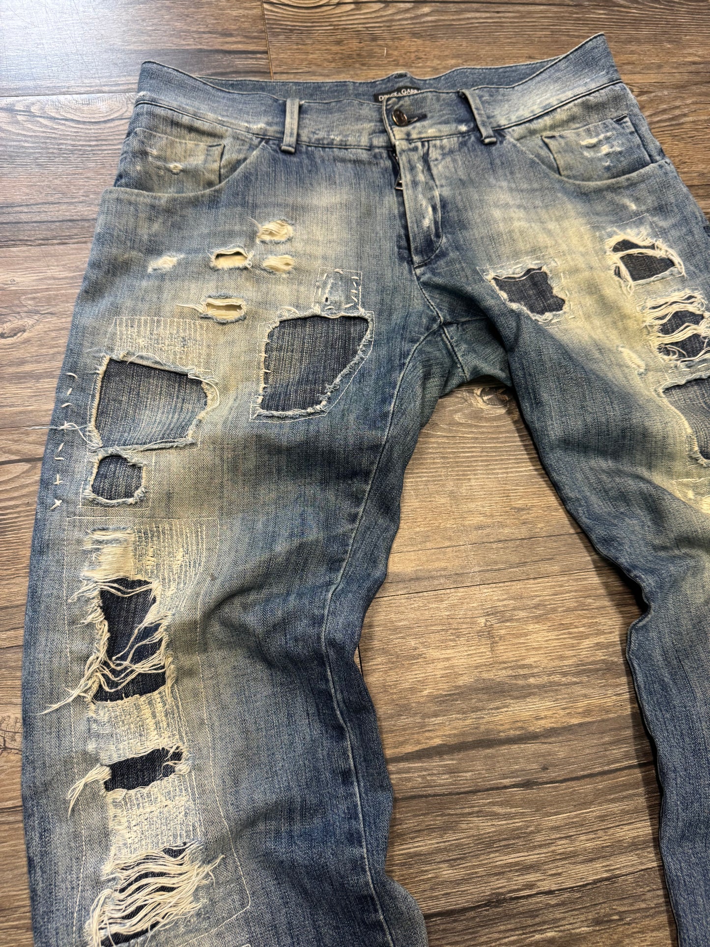 2000’s DOLCE & GABBANA DISTRESSED & REPAIRED LIGHTWASH JEANS (32)