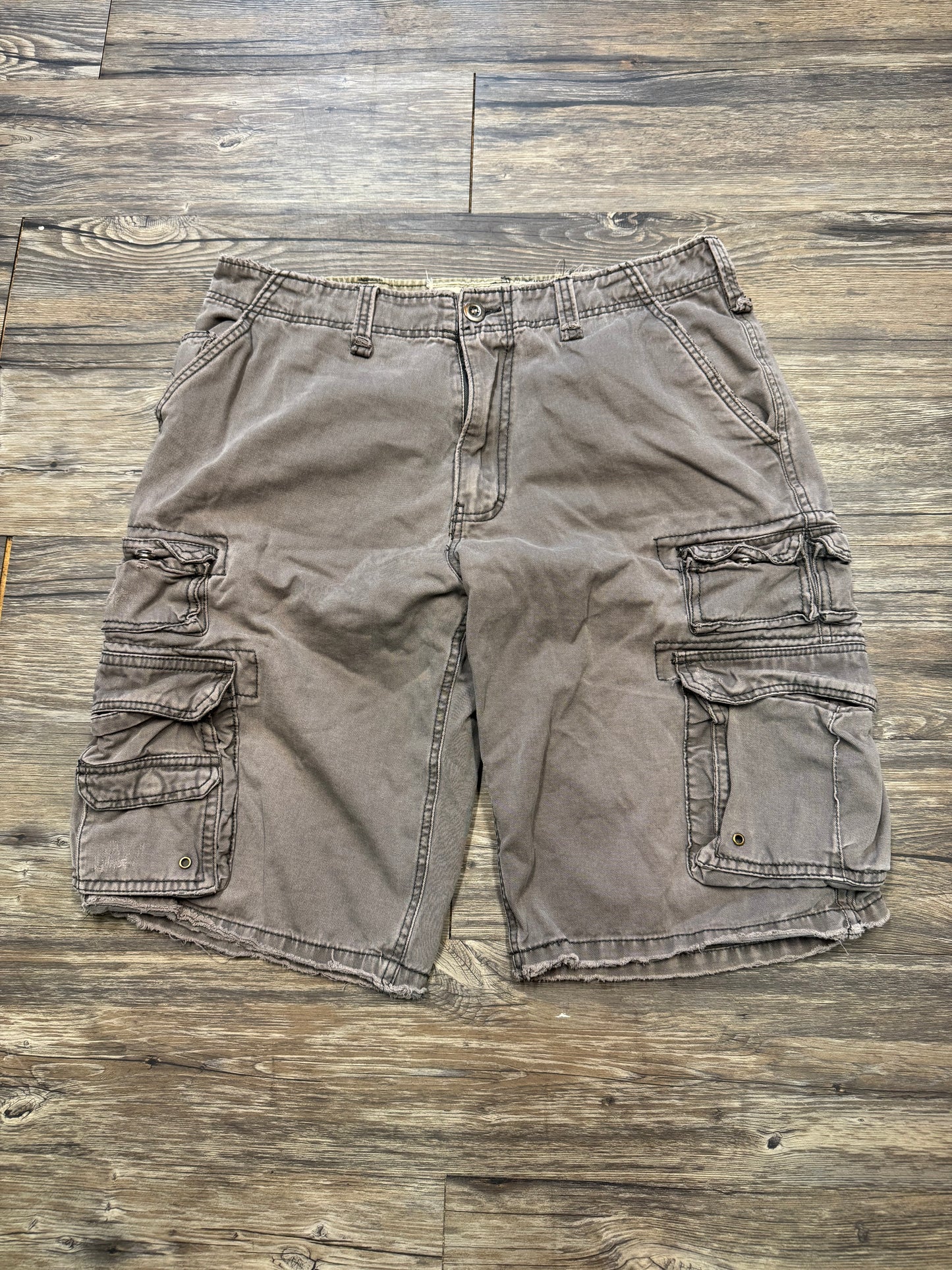 PLUGG Y2K FADED GRAY CARGO SHORTS (32)