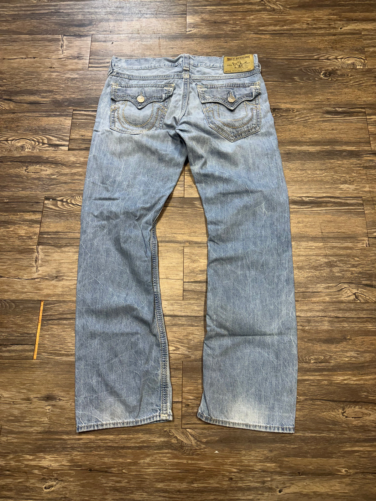 TRUE RELIGION LIGHTWASH DISTRESSED DENIM JEANS (36)