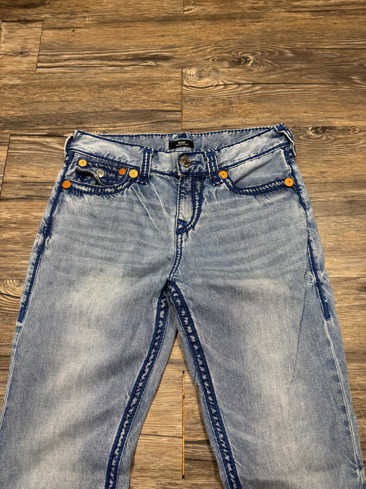 TRUE RELIGION RICKY RELAXED STRAIGHT LIGHTWASH DARK BLUE STITCH JEANS (30)