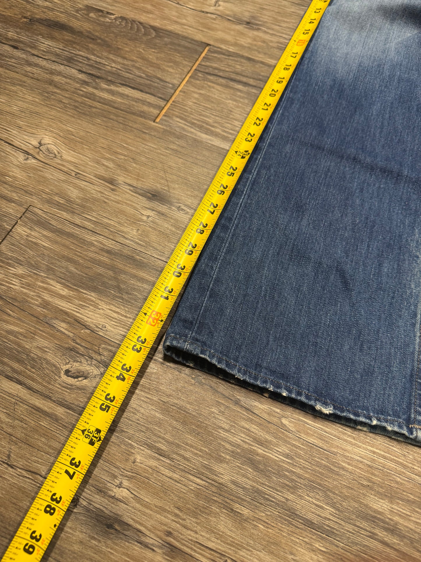 TRUE RELIGION DISTRESSED FADED BLUE DENIM JEANS (33)