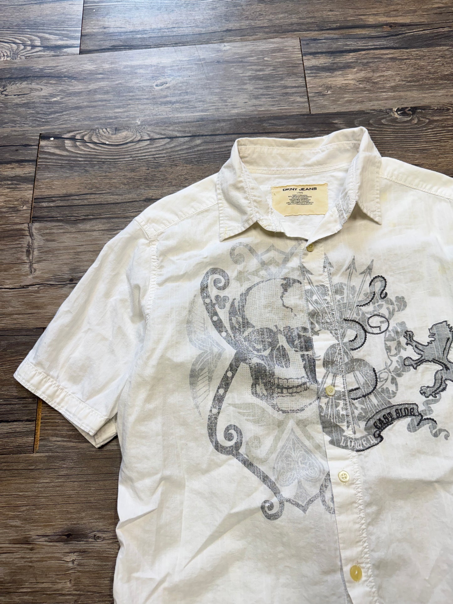 DKNY SKULL BUTTON UP PRINT SHORT SLEEVE SHIRT (L)