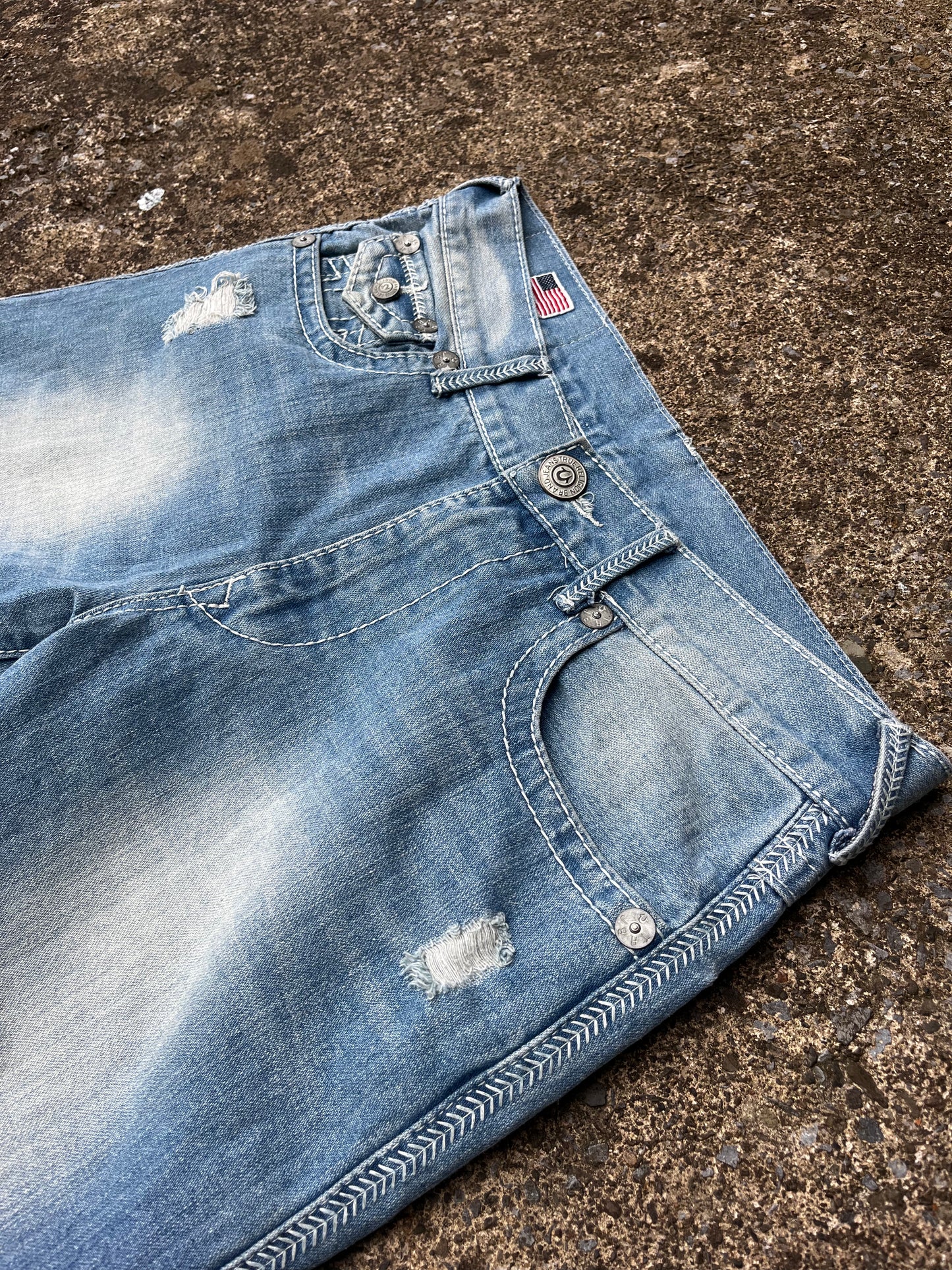 TRUE RELIGION DISTRESSED LIGHT WASH DENIM (32)