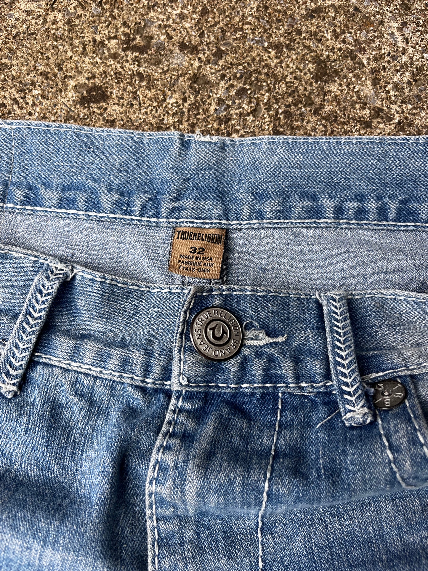 TRUE RELIGION DISTRESSED LIGHT WASH DENIM (32)