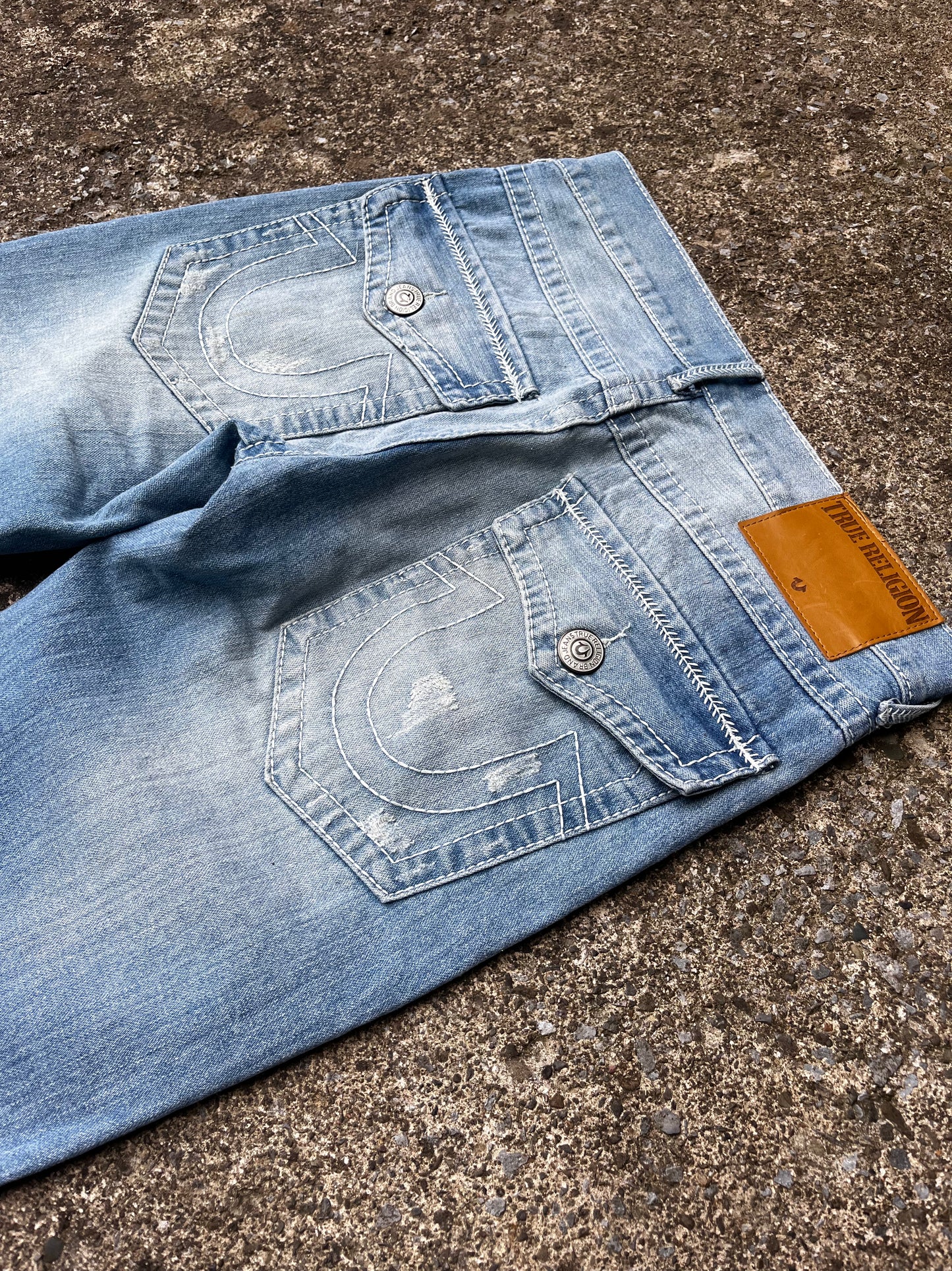 TRUE RELIGION DISTRESSED LIGHT WASH DENIM (32)