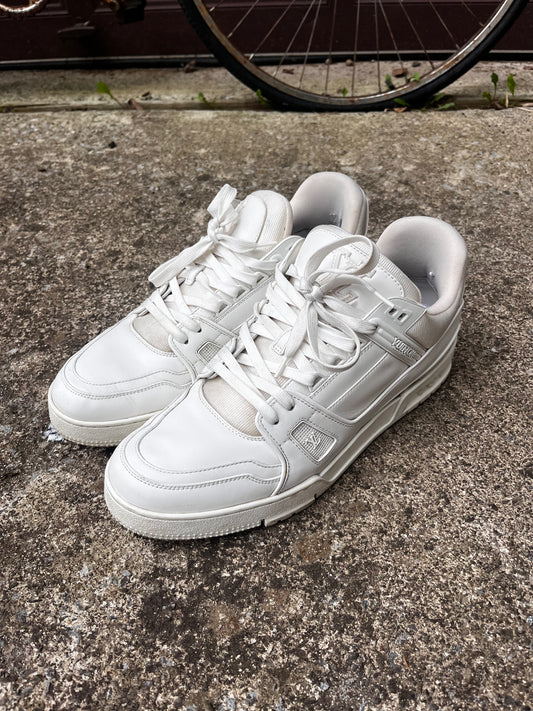 LOUIS VUITTON WHITE TRAINERS (10.5)