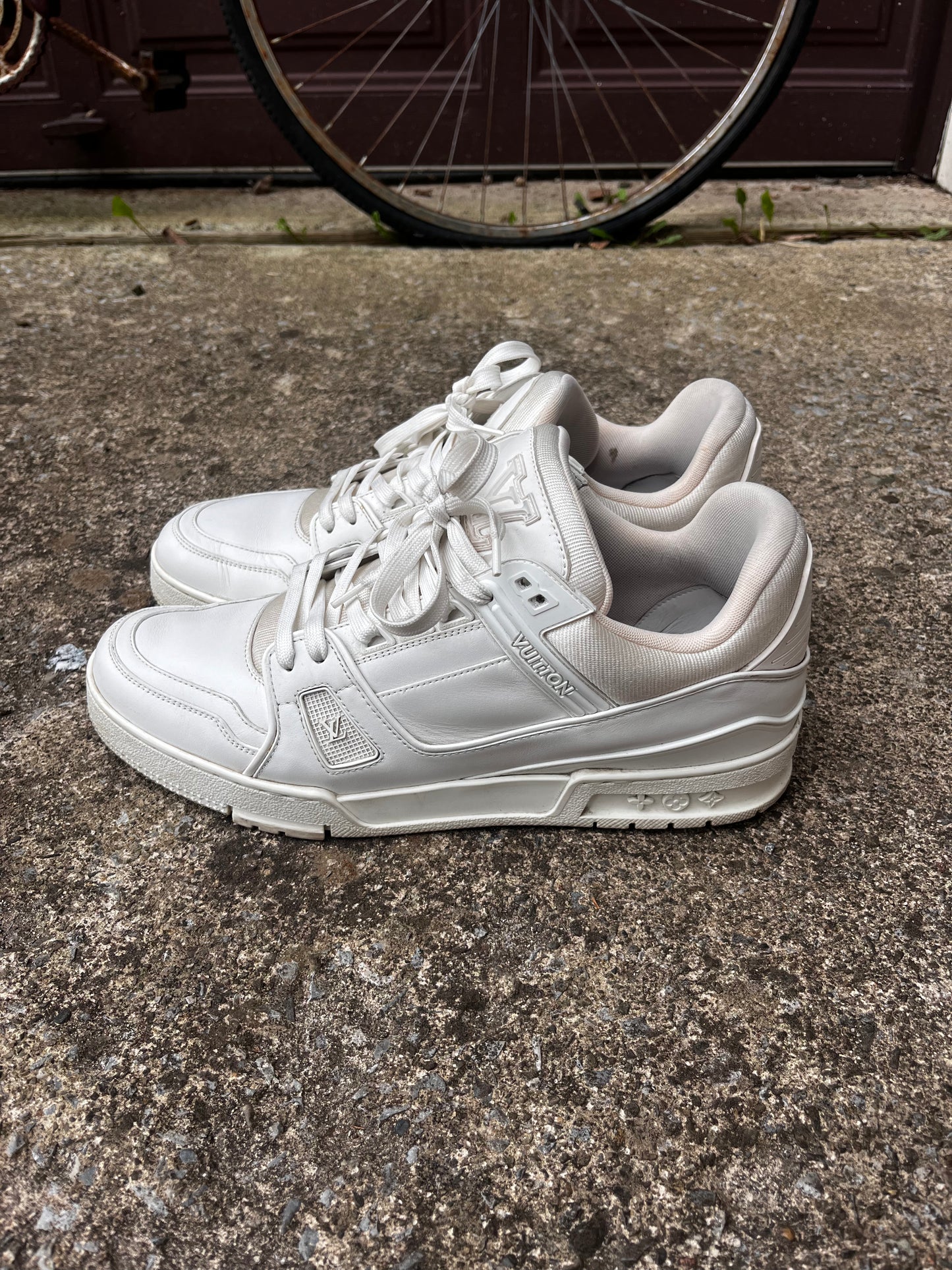 LOUIS VUITTON WHITE TRAINERS (10.5)